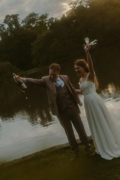 Eine Hochzeitsreportage nahe Darmstadt zeigt ein ausgelassenes After-Wedding-Paarshooting im Schlosspark Biebrich in Wiesbaden, voller Freude und Bewegung