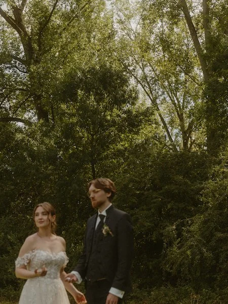 Ein Brautpaar geht Hand in Hand durch den Biedensand in Lampertheim, begleitet von einem Hochzeitsfotograf aus Darmstadt mit Blick für leise Momente.