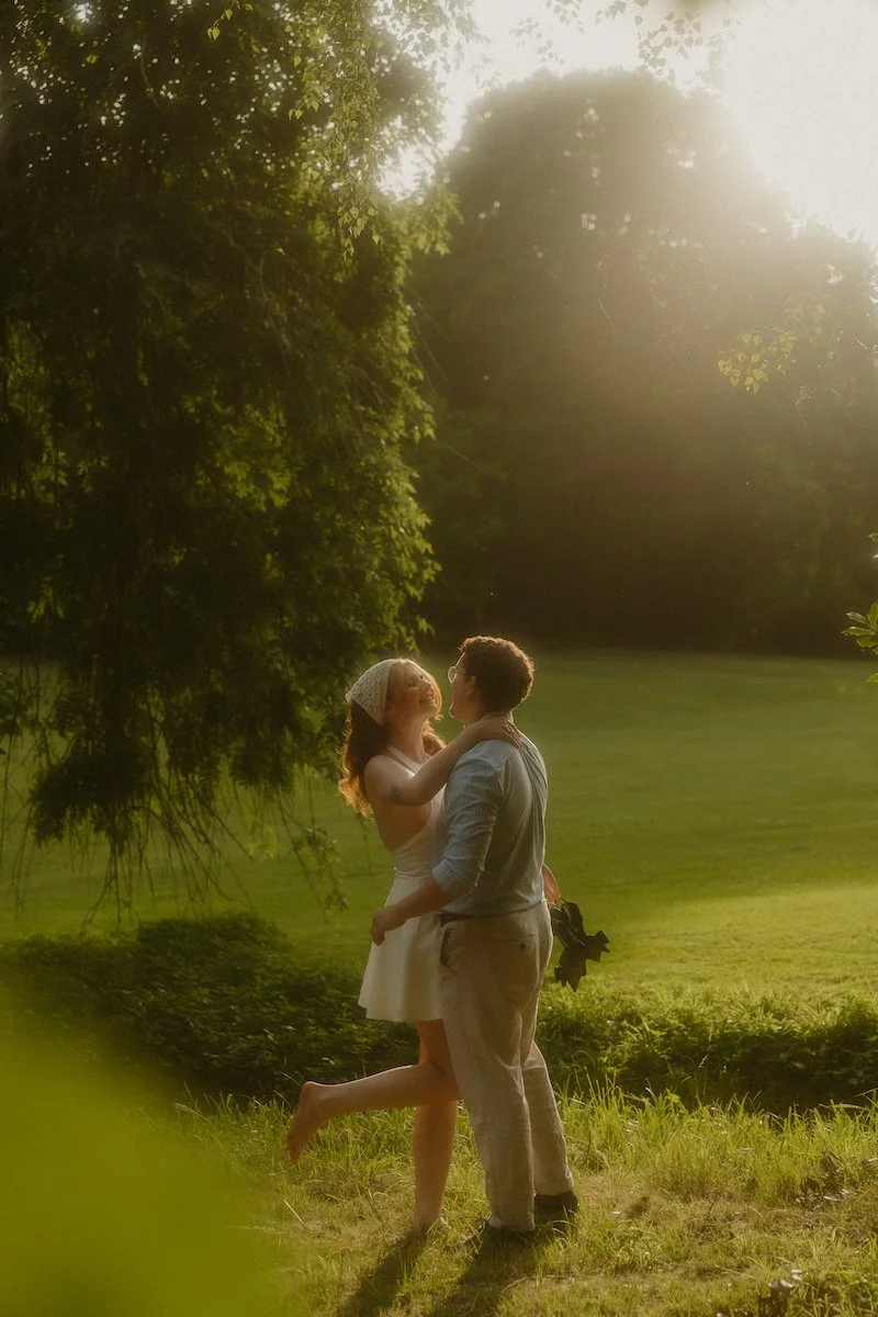 Ein verliebtes Paar beim Verlobungsshooting im Schlosspark Kronberg im Taunus, umgeben von warmem Sommerlicht