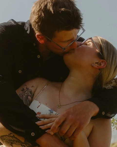 Ein inniger Kussmoment auf der Ziegenweide in Laufach-Frohnhofen, festgehalten bei einem emotionalen Fotoshooting nahe Darmstadt voller Nähe und Verbundenheit.