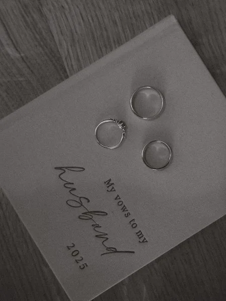 Eheringe liegen auf den Gelübden einer freien Trauung im Lakeside Resort Michaela in Antrifttal.