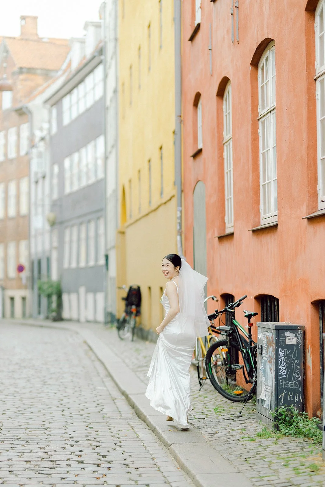 the bride is running Magstræde smilling.jpg
