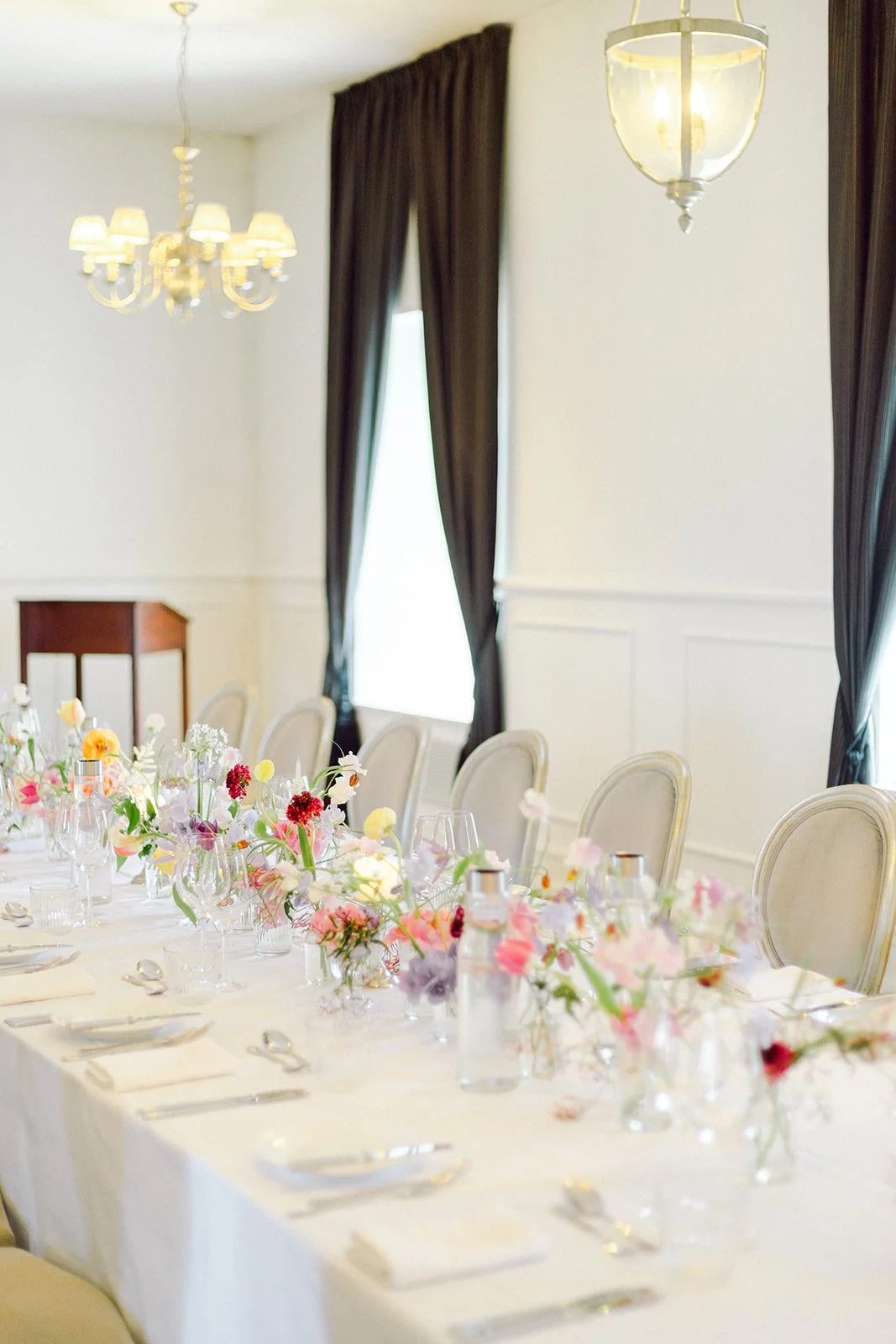 Elegantly styled wedding reception table with florals and candles at Kokkedal Slot, coordinated and photographed by DreamSonder