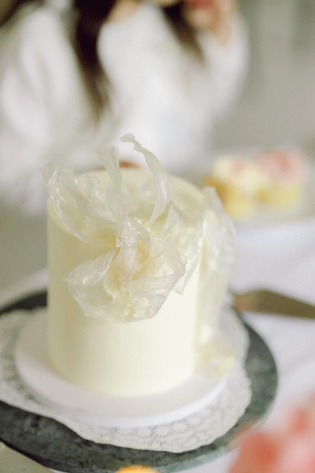 Close-up of a bridal bouquet with garden roses and seasonal flowers at a Danish luxury wedding at Kokkedal Slot bespoke cake