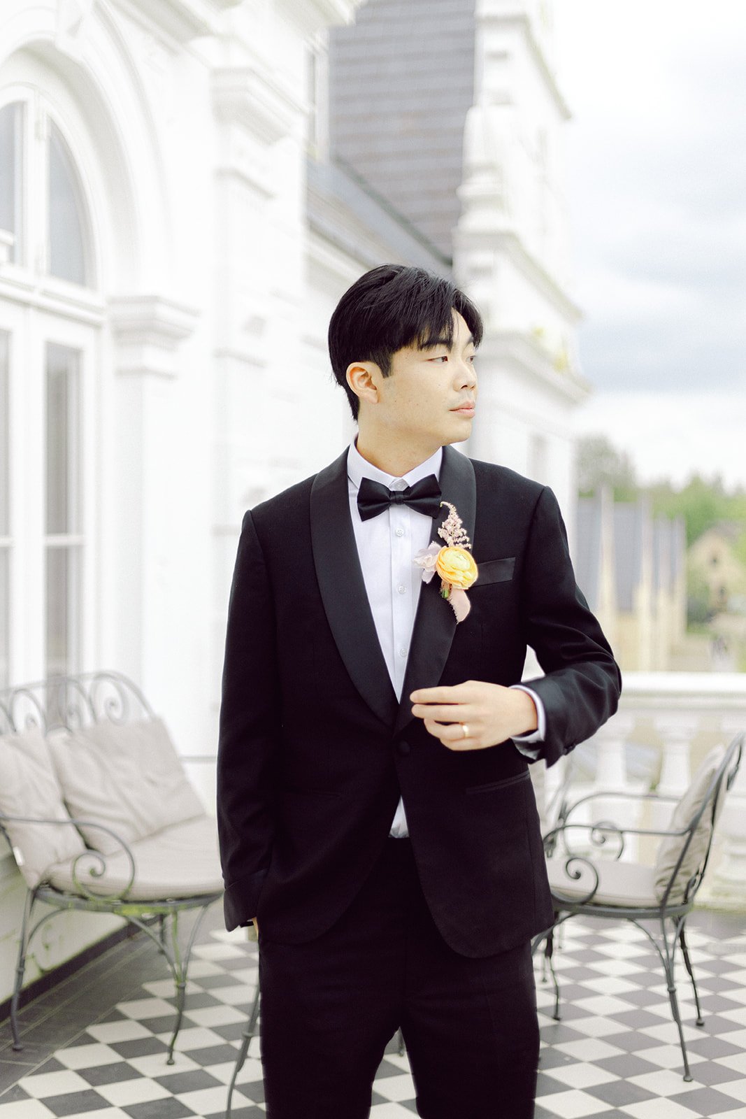 groom portrait at a Danish estate wedding venue, captured in a natural documentary style by Copenhagen wedding photographer DreamSonder