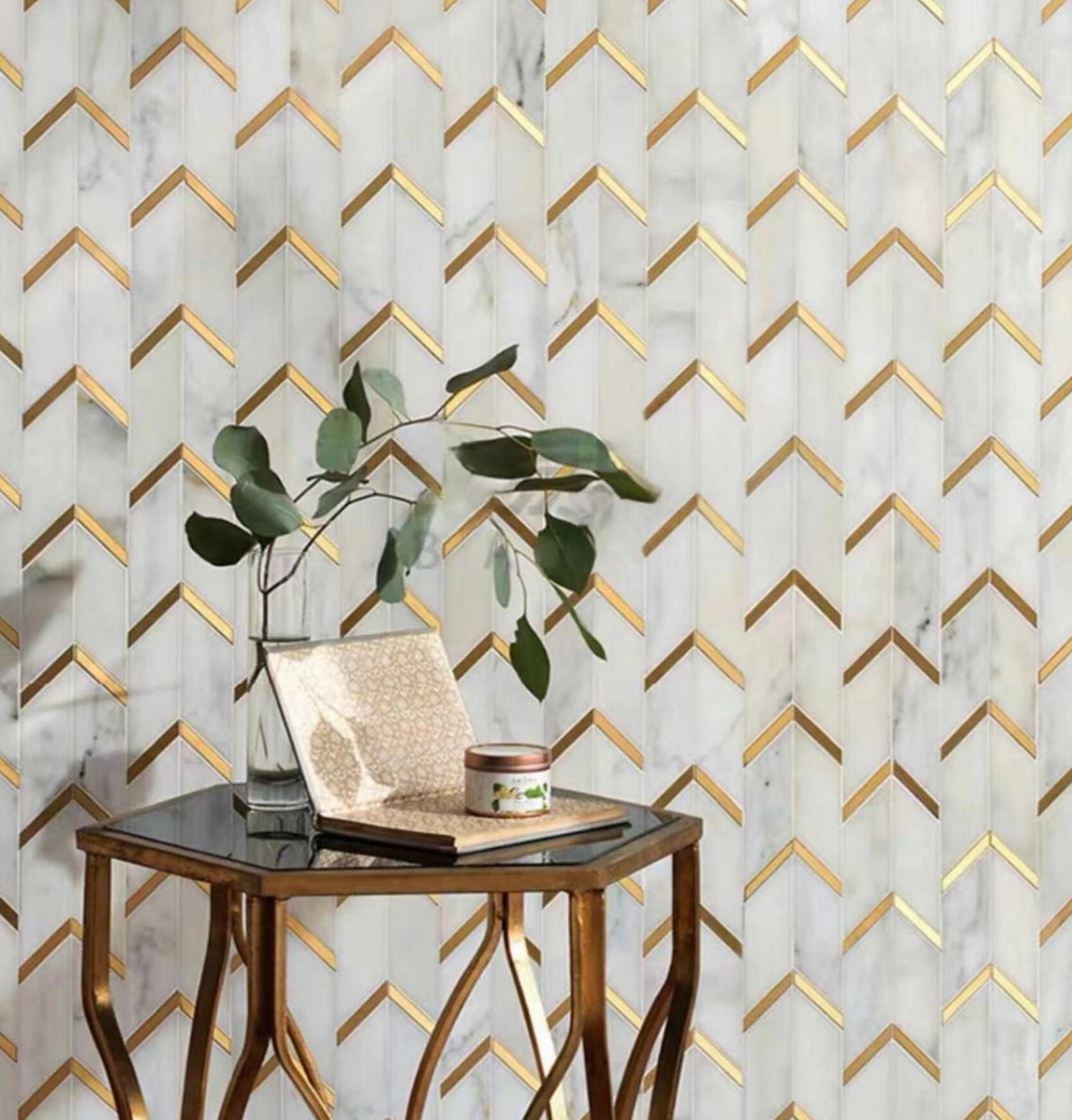 Aluminum mosaic-arrow shape