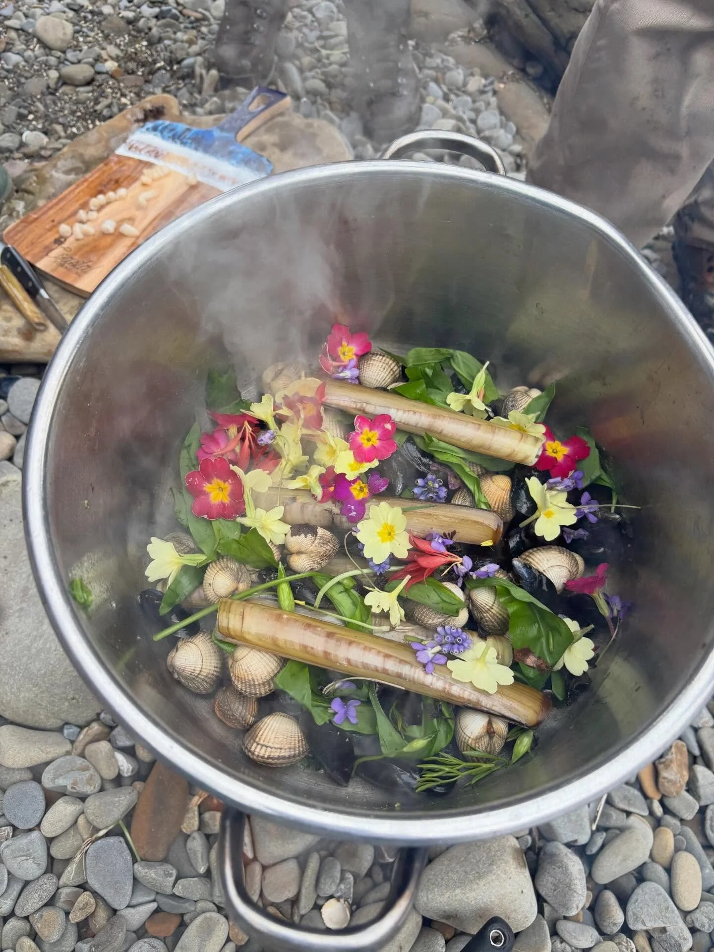 Coastal Foraging - wild garlic, edible flowers, seaweed, mussels, razor clams, cockles, clams and local butter all cooked up over a fire on the beach - absolutely delicious 😋 #foraging #outdoors #pembrokeshirecoast #seaweed #seafood