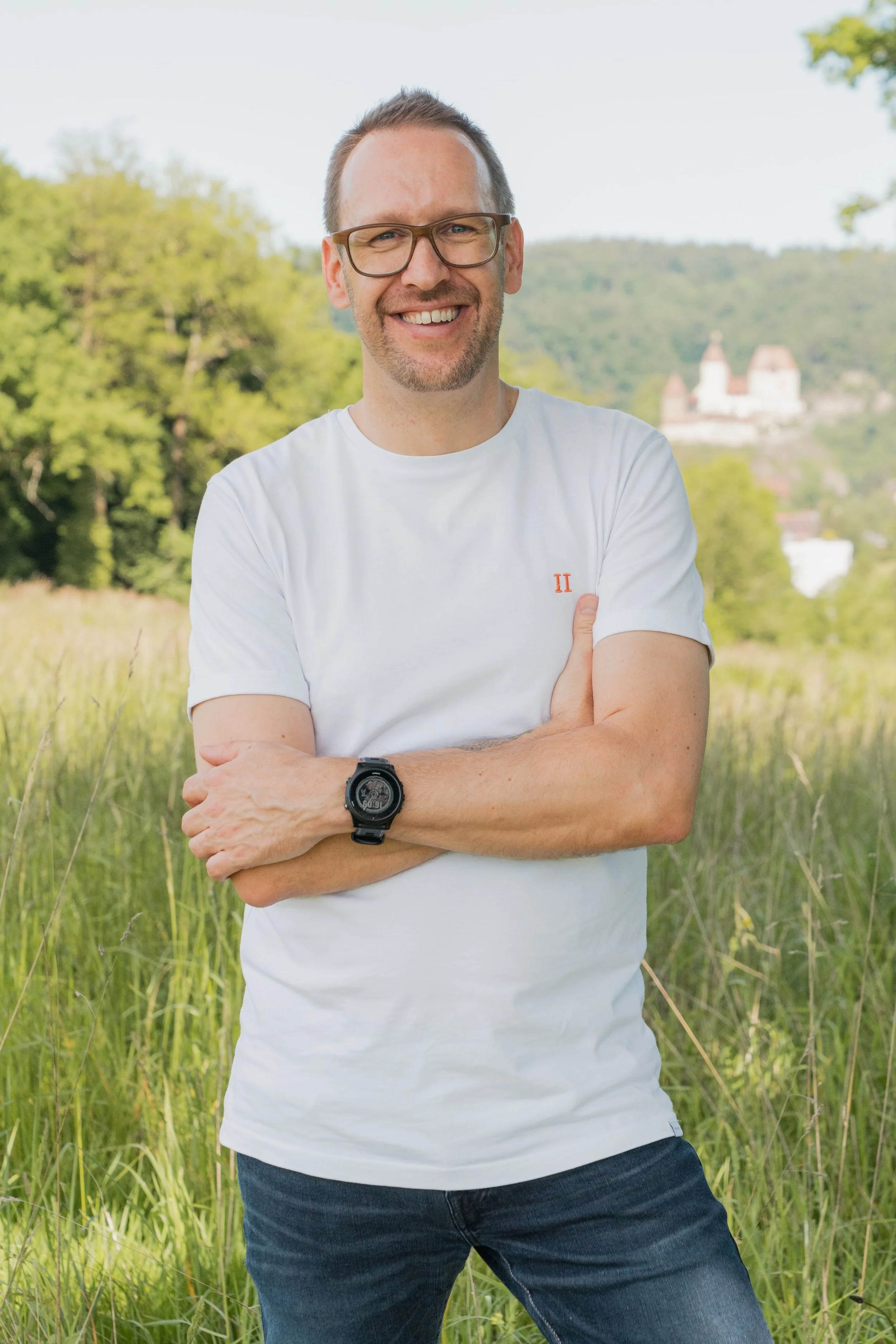 Mike Matter vor dem Schloss Burgdorf, regionale Verbundenheit