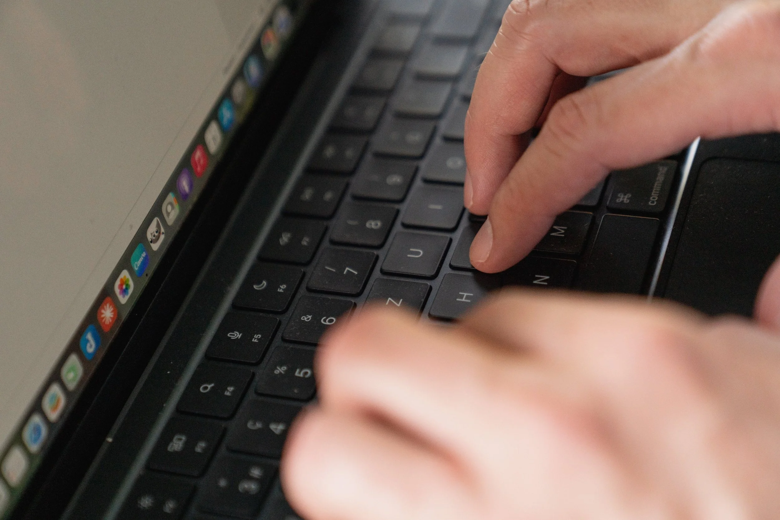 Laptop mit Videoanruf für Online Coaching von zuhause aus