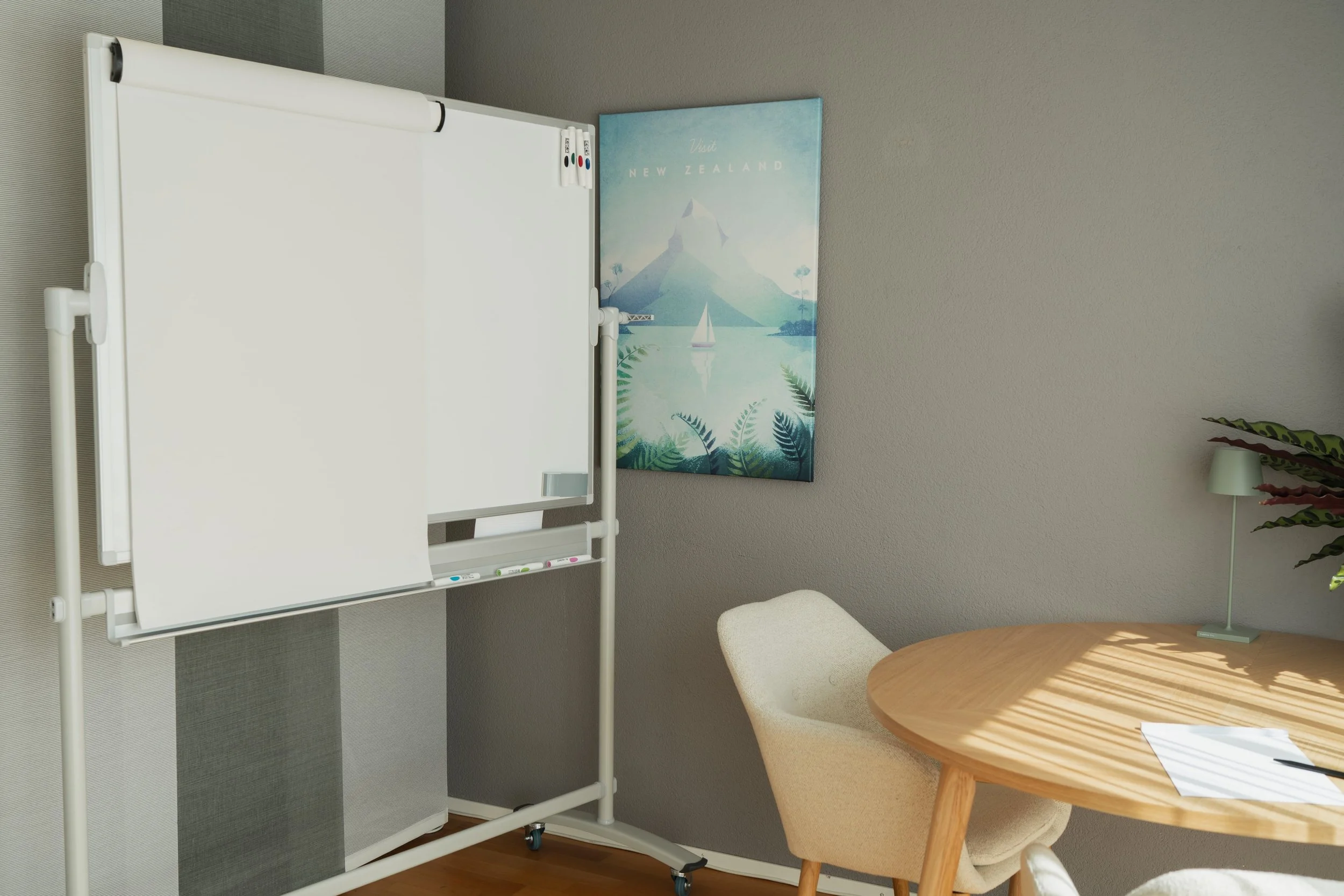 Der Coaching Raum in Hindelbank – Whiteboard, runder Tisch und ruhige Atmosphäre für fokussierte Gespräche.