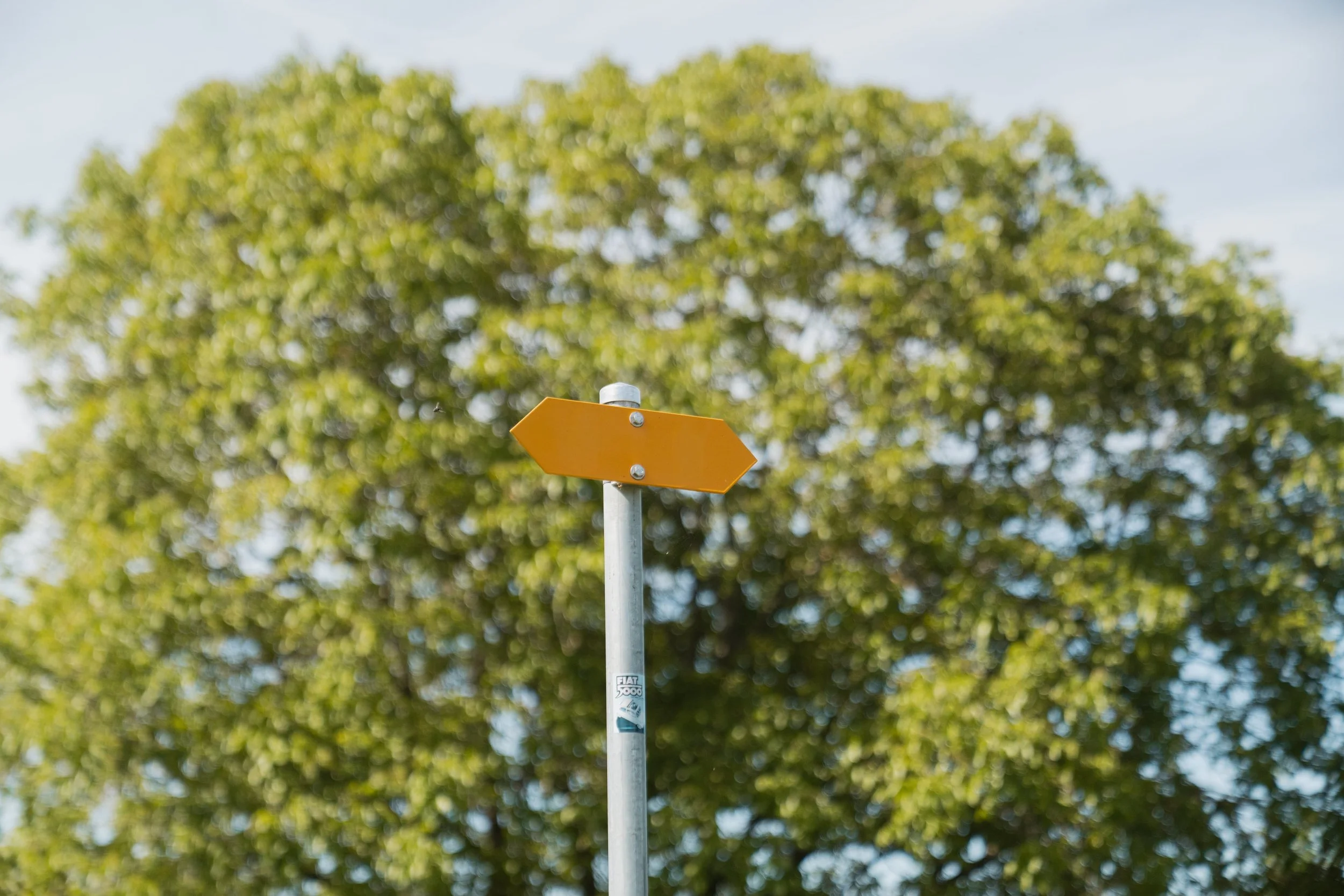 Wegweiser bei Burgdorf – Coaching hilft dir, die richtige Richtung zu finden.