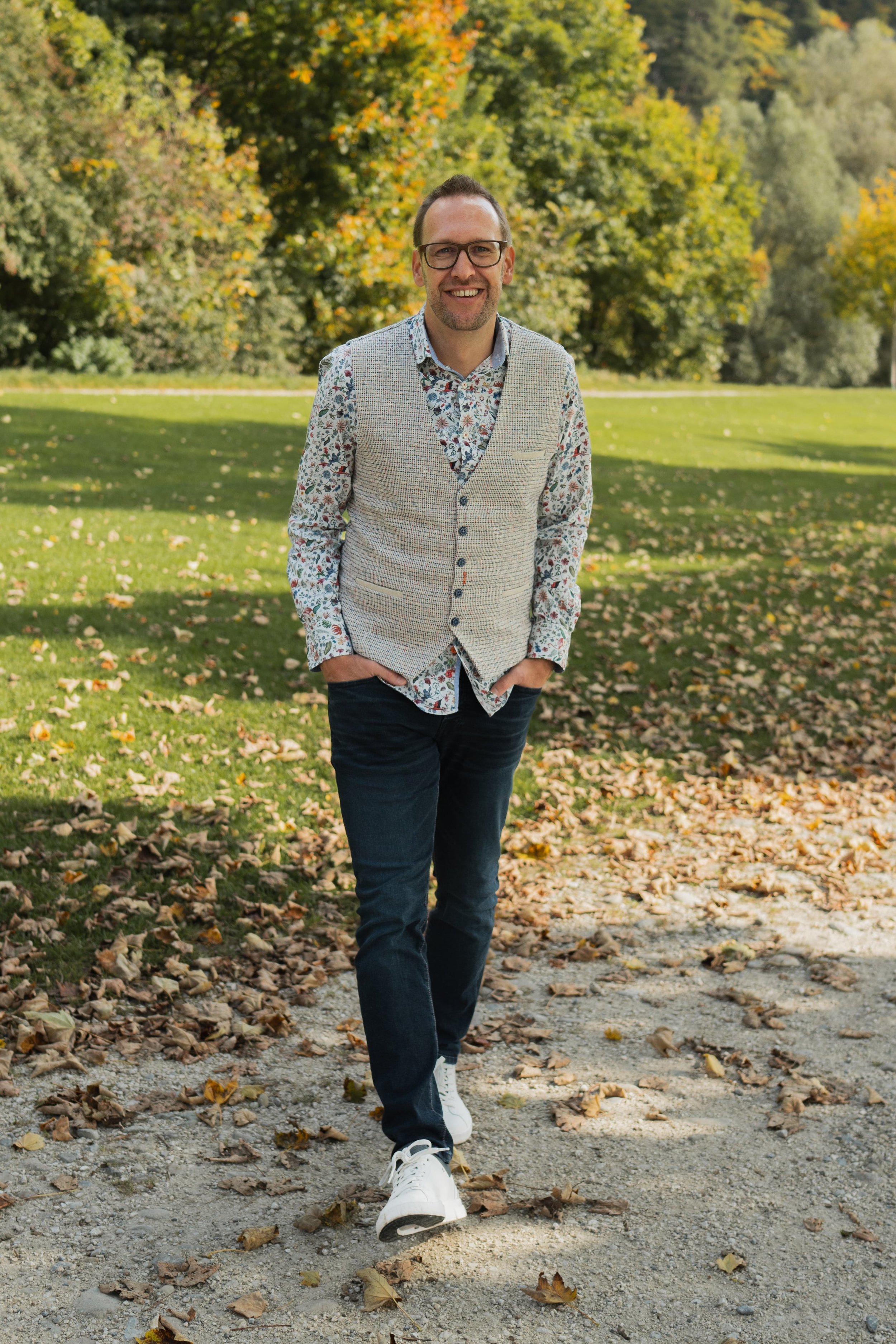 Mike Matter geht einen Weg entlang – Walk & Talk Coaching heisst: gemeinsam losgehen und ins Gespräch finden.