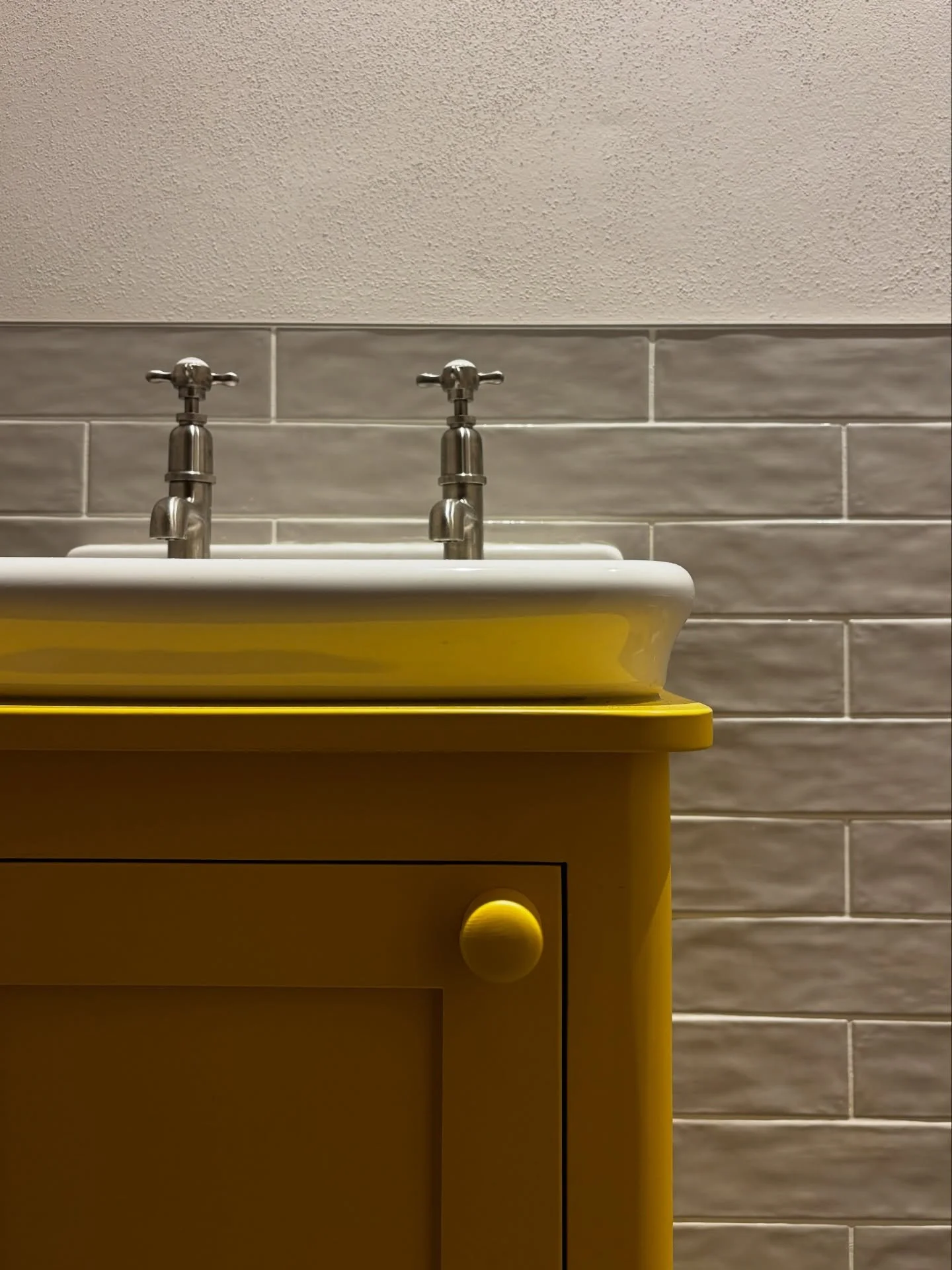 When the rest of the room is neutral, sometimes you need a pop of colour&hellip;