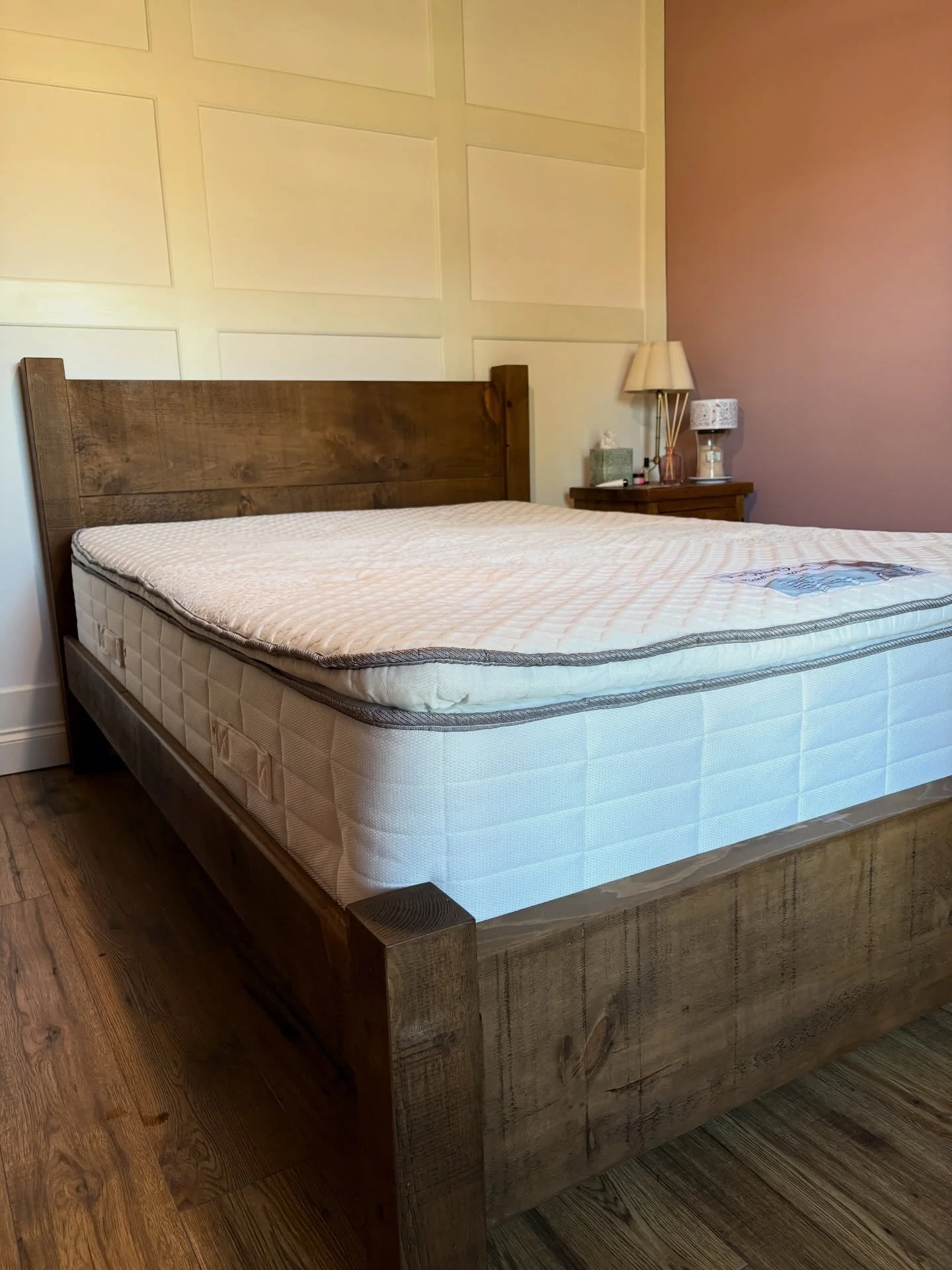Rough sawn will never look out of place 🙌🏻

Here we have a rough sawn plank bed finished in our medium wax.

We make everything to measure so if you have a space that needs filling then we can build you exactly what you need. Just drop us a message