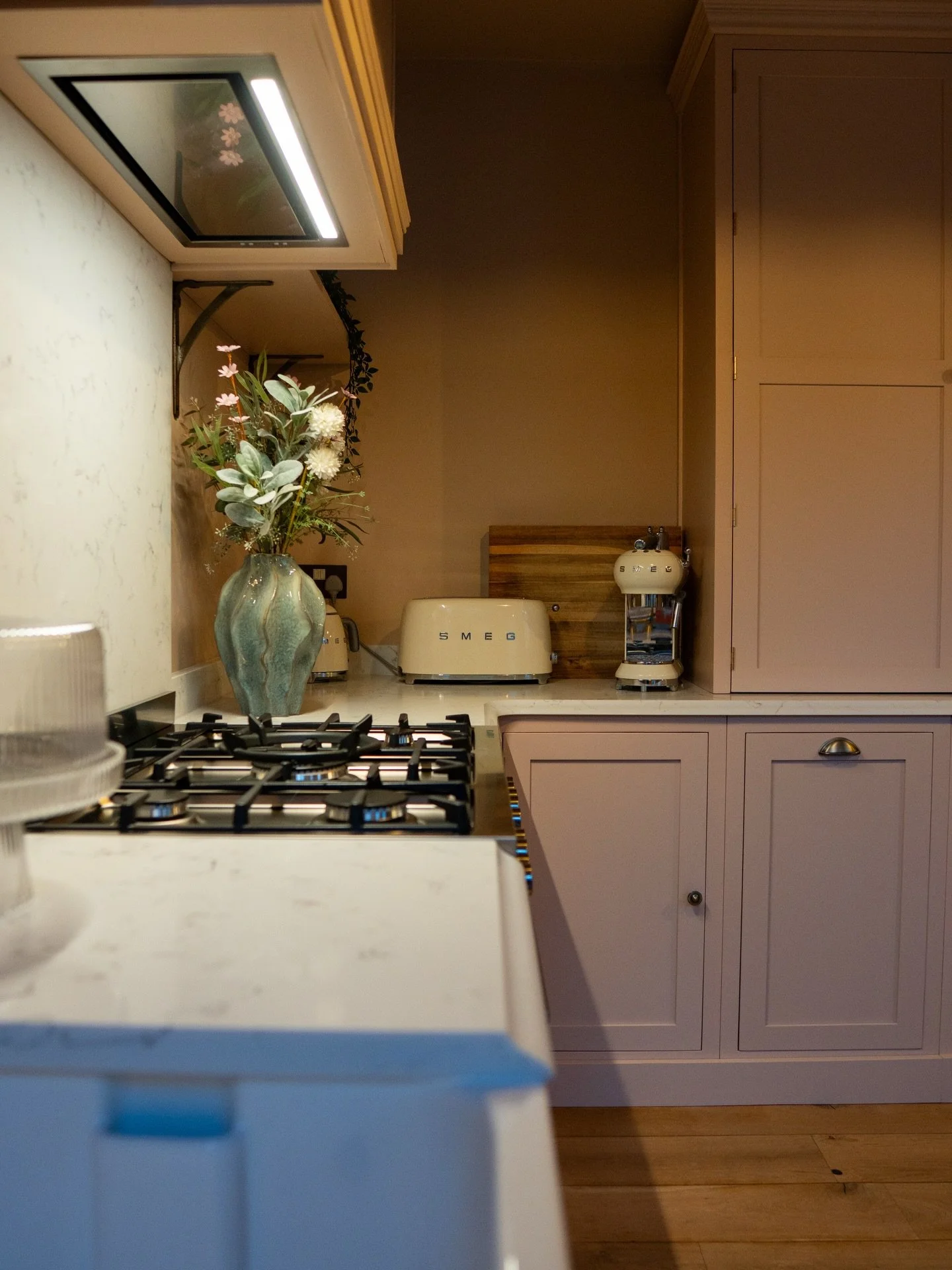Calm, cosy and comforting.

Make your kitchen the place you can&rsquo;t wait to get back to.