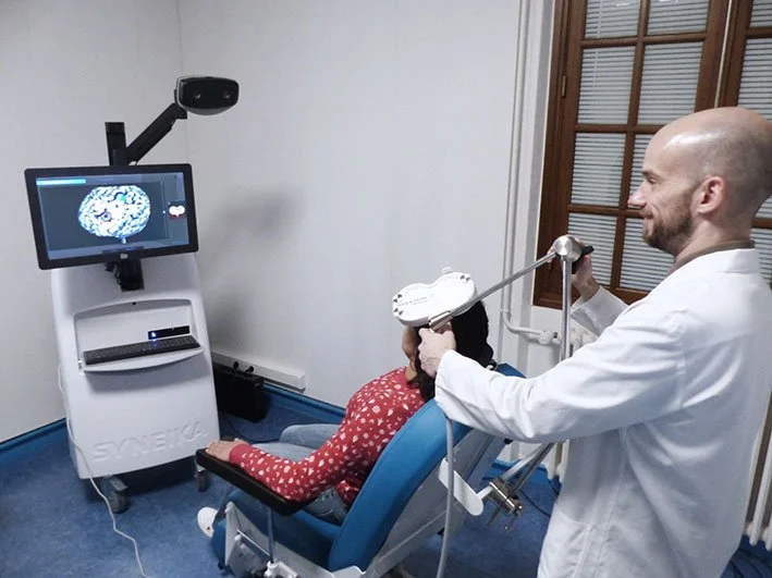 Évaluation de la stimulation magnétique transcrânienne répétitive 