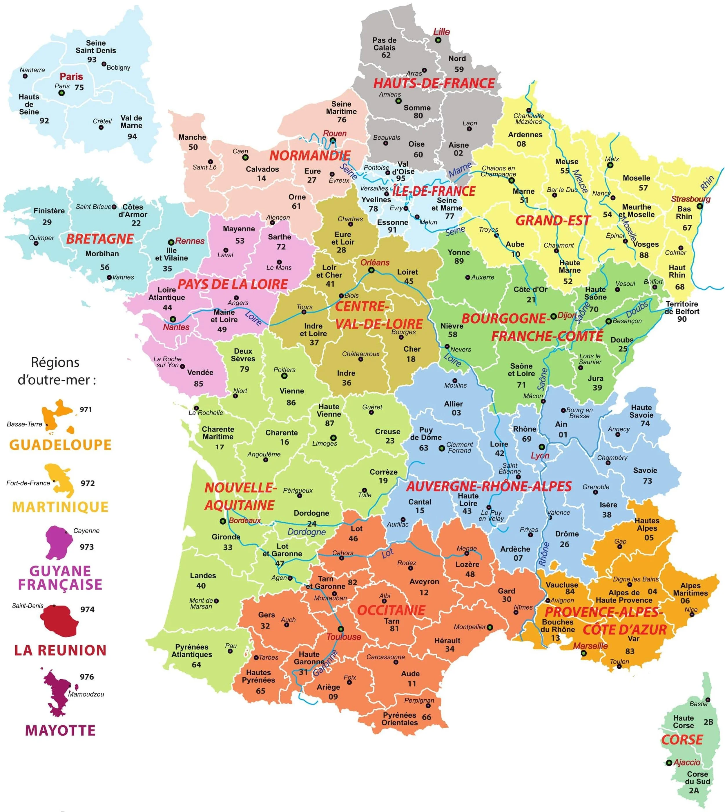 Carte de France avec régions en couleurs différentes et noms en rouge. La carte montre également les départements avec leur population, ainsi que les principaux fleuves et villes. On y voit aussi les régions d'outre-mer comme la Guadeloupe, la Martinique, la Guyane Française, la Réunion, et Mayotte.
