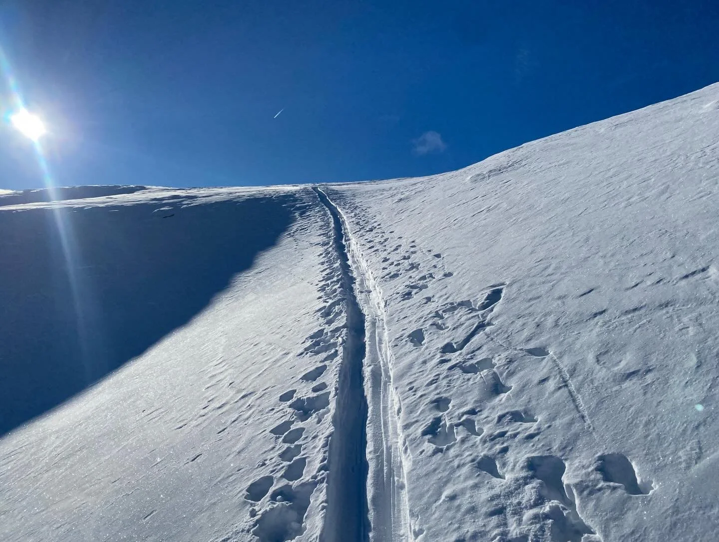 Cara Via Crio, la stagione invernale &egrave; oramai iniziata, una leggera coltre bianca ricopre i pendii. Ora ci dedichiamo allo sci alpinismo disegnando i nostri passaggi sui bianchi fianchi delle montagne. A presto, ci ritroviamo nell&rsquo;estate