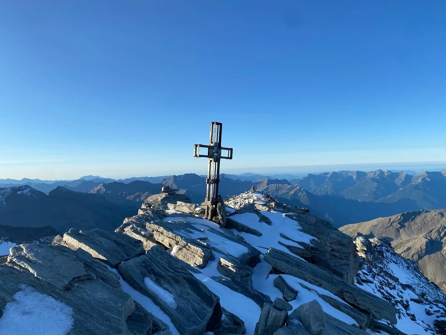 Tappa 5 della Via CRIO con salita alla vetta dell&rsquo;Adula. Condizioni perfette, sopra i tremila metri spolverata di neve. Dalla vetta sguardo sulle tappe a sud e a nord della CRIO: anche qui buone condizioni. Questo inizio di settembre offre gior