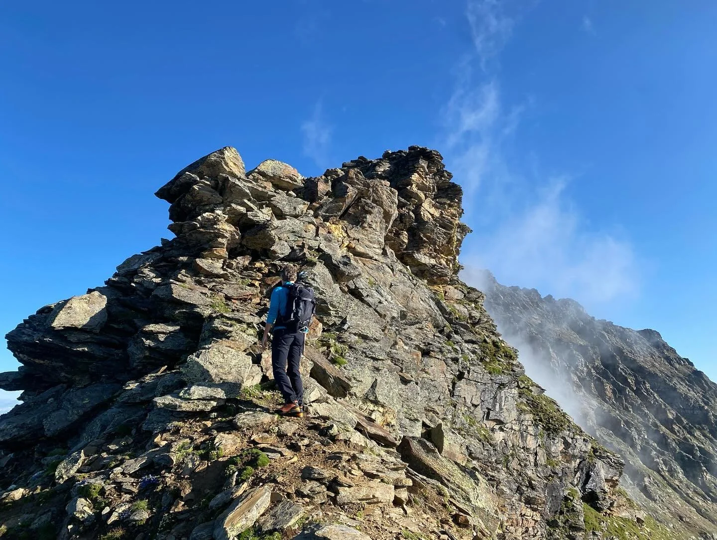 Passo dopo passo le creste scorrono sotto i nostri piedi. Per &ldquo;Via Alta&rdquo; non si intende per forza che sia difficile, infatti vi sono anche percorsi poco impegnativi. Via Alta si intende che si cammina sopra a tutto, dunque poco sotto il c