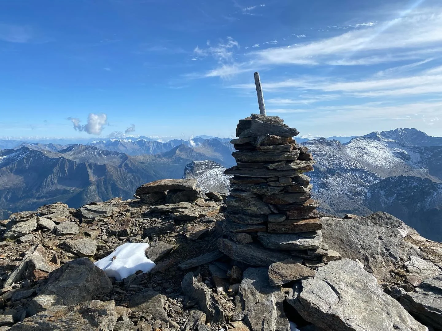 Una carrellata di cime che si raggiungono percorrendo la Via Alta CRIO. Le cime in foto: Cima dei Cogn, Cima Rossa, Puntone dei Fracion, Vogelb&auml;rg, Piz Cassimoi, Pizzo Cassinello, Pizzo di Cadr&egrave;igh

@capanna.scaletta @capannamotterascio @