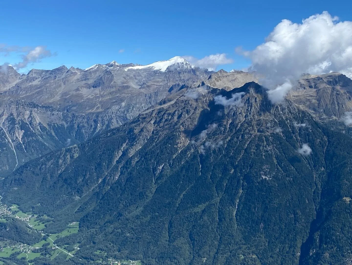 Facciamo tanti auguri alla neonata Via Alta del Sole, che dalle sue creste guarda dall&rsquo;altra parte della valle, verso l&rsquo;Adula e la Via Alta Crio.
Seguitela su Instagram (@via_alta_del_sole) e visitate il nuovo sito internet (www.viaaltade