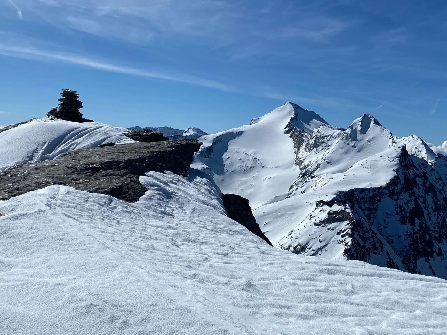 Il Pizzo Cassimoi, Pizzo Cassinello e il rifugio Scaradra: la neve si sta sciogliendo ma per percorrere la Crio ci vuole ancora tempo! 

@capanna.scaletta @capannamotterascio @rifugioscaradra @capanna_adula_utoe @capannacava @rifugioalpegiumela @capa