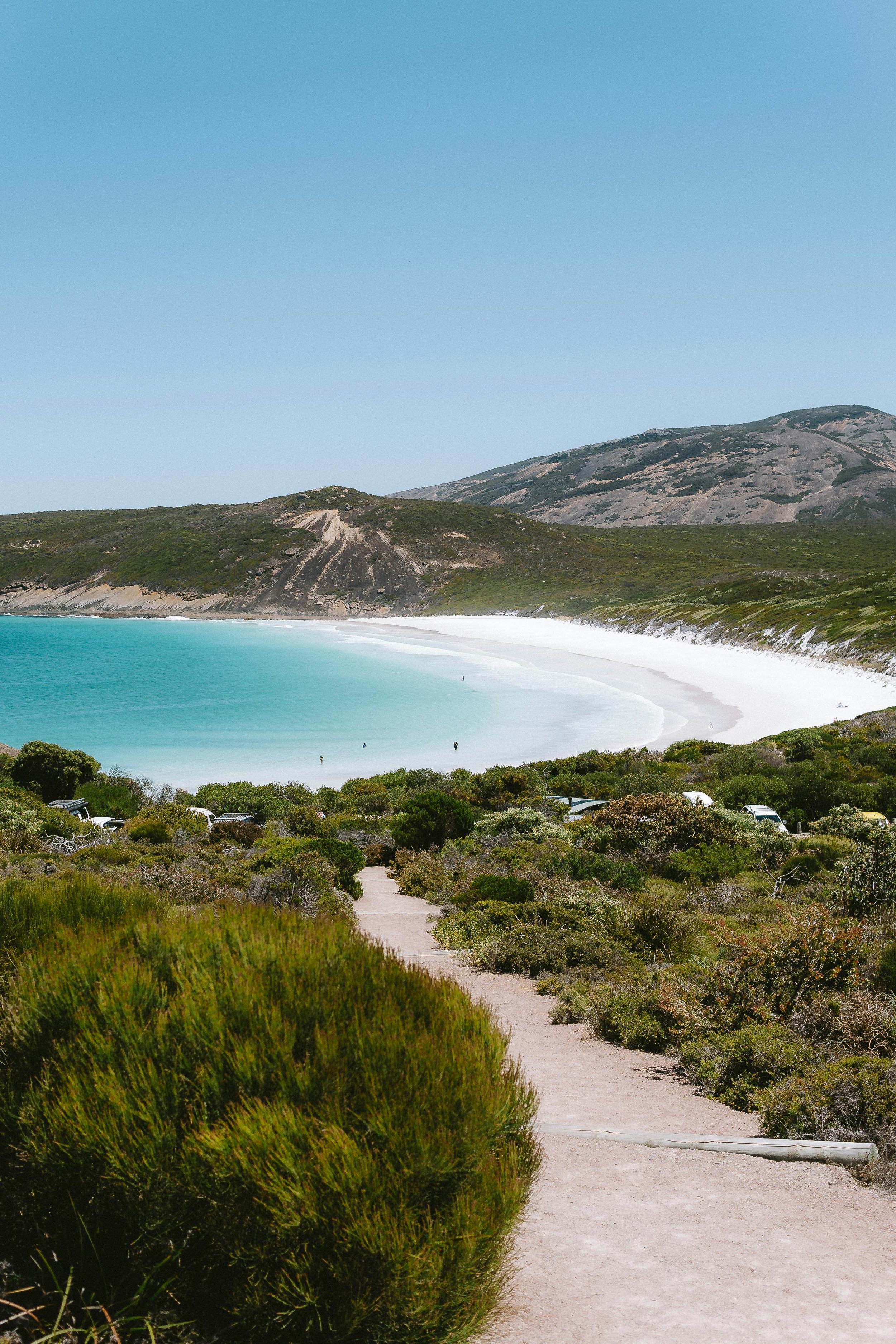 Een parelwit strand bij het plaatsje Esperance op een zonnige dag met een blauwe zee