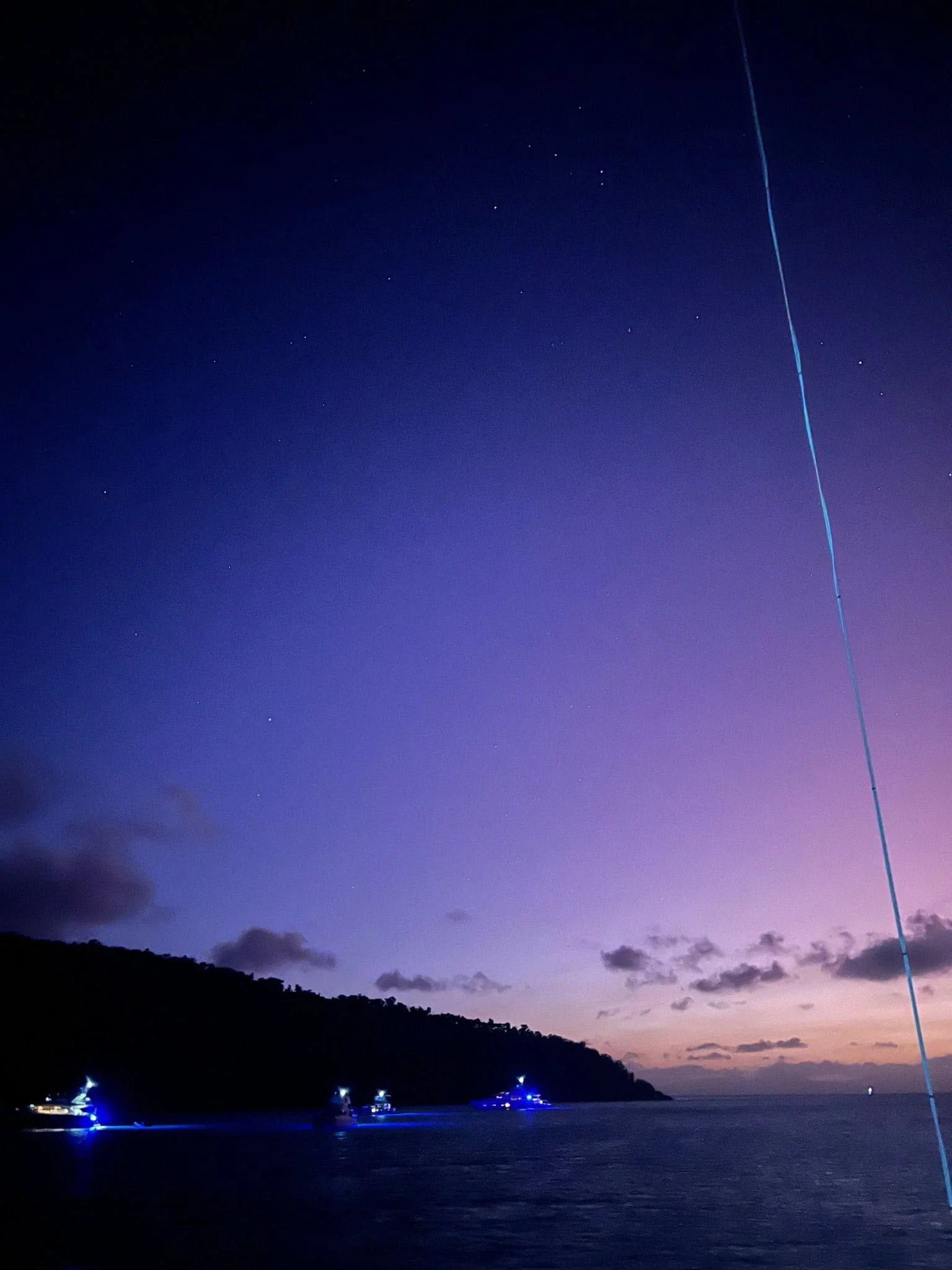 Na zonsondergang op een zijljacht bij de whitsunday islands op de oceaan