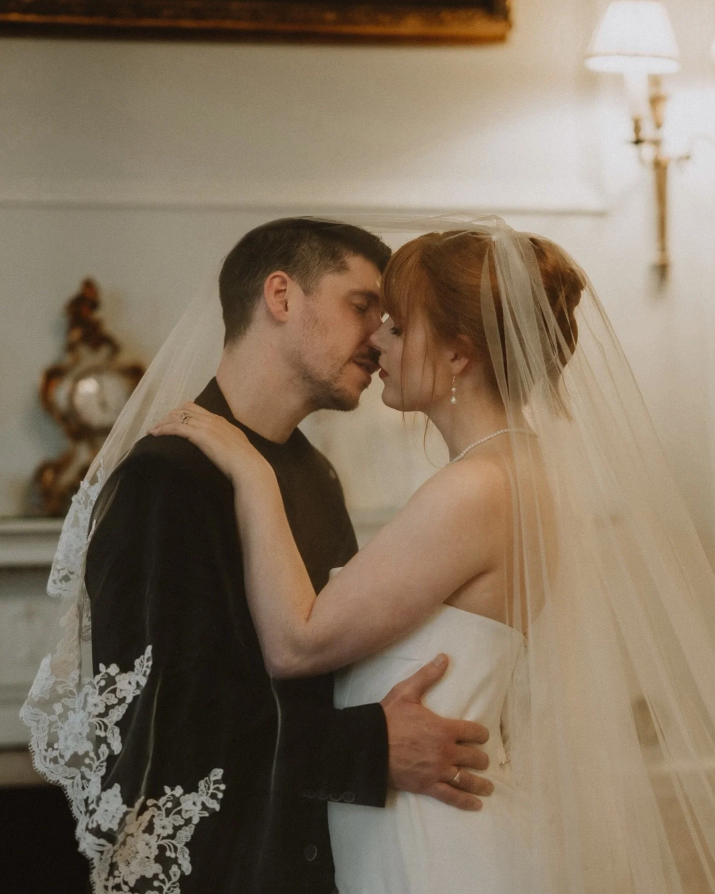 Effortless, and beautifully undone in all the right ways 🎞️ 
&bull;
&bull;
&bull;
&bull;
&bull;
&bull;
#wedding Romance #WeddingInspiration #WeddingEditorial #WeddingDetails