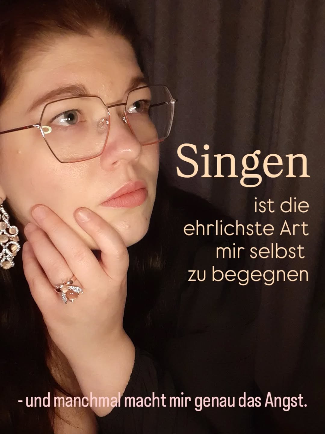 Wenn ich singe, &ouml;ffnen sich T&uuml;ren in meinem Herzen, die ich im Alltag oft lieber fest verschlossen halte. Es gibt keine Masken, wenn der Atem flie&szlig;en muss. Singen ist f&uuml;r mich wie &bdquo;Herzenskammern l&uuml;ften&ldquo;.

​Kenne