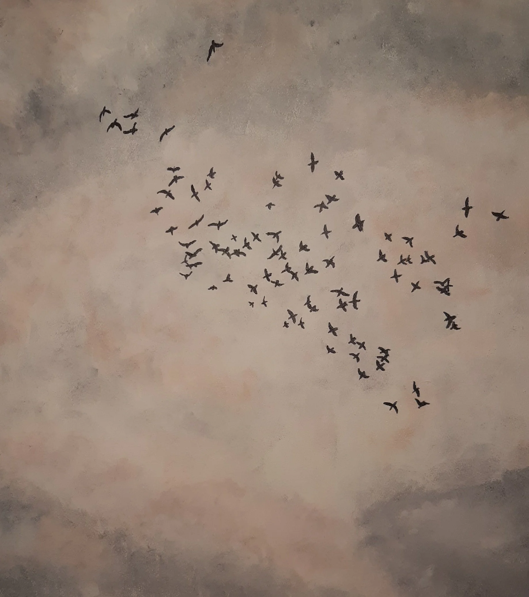 Schwarm dunkler Vögel im Flug vor einem bewölkten, pastellfarbenen Himmel in Beige- und Grautönen.