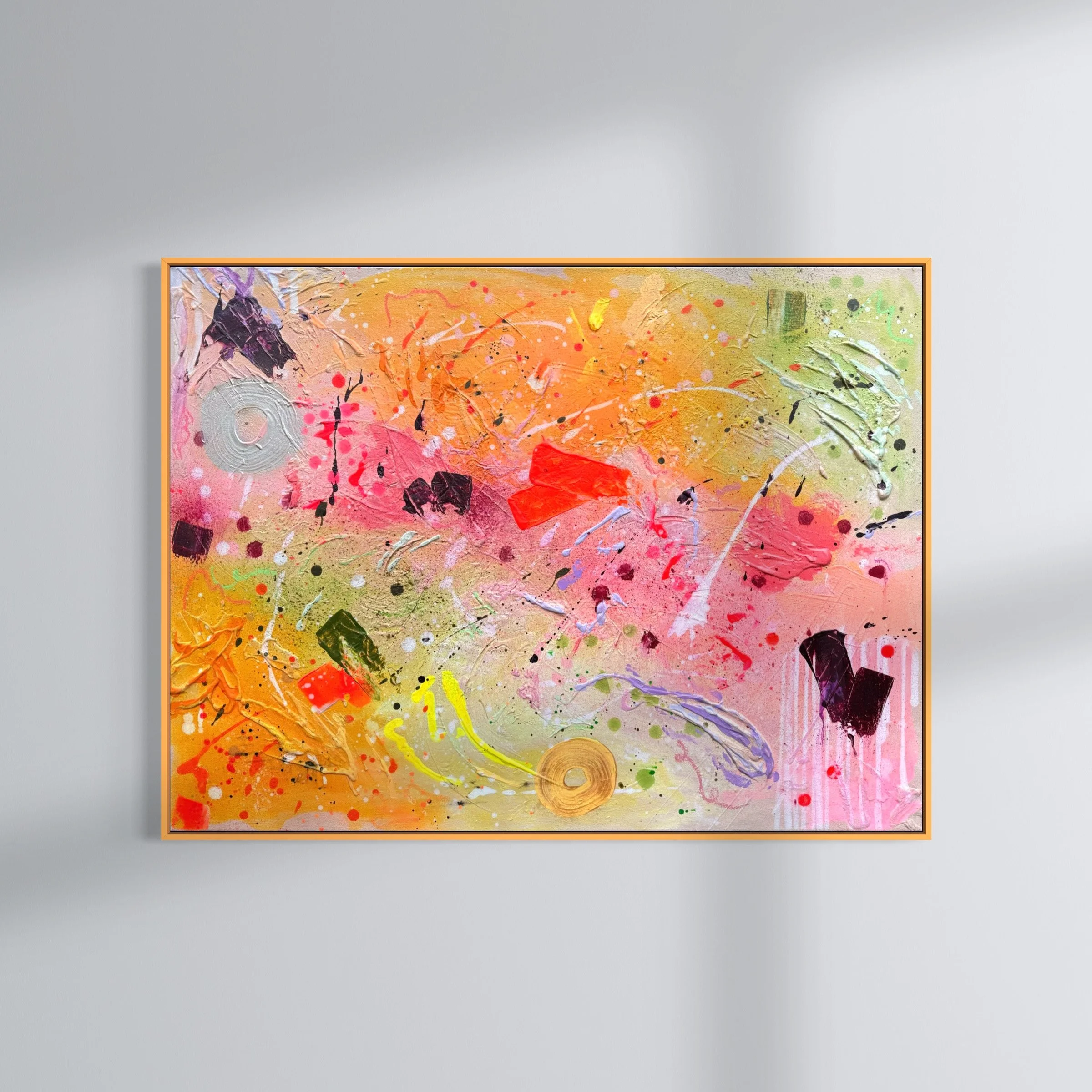 Abstraktes Gemälde im Querformat mit geschichteten Farbflächen in orange, rosa und grün; Balken und Kreise als Eyecatcher