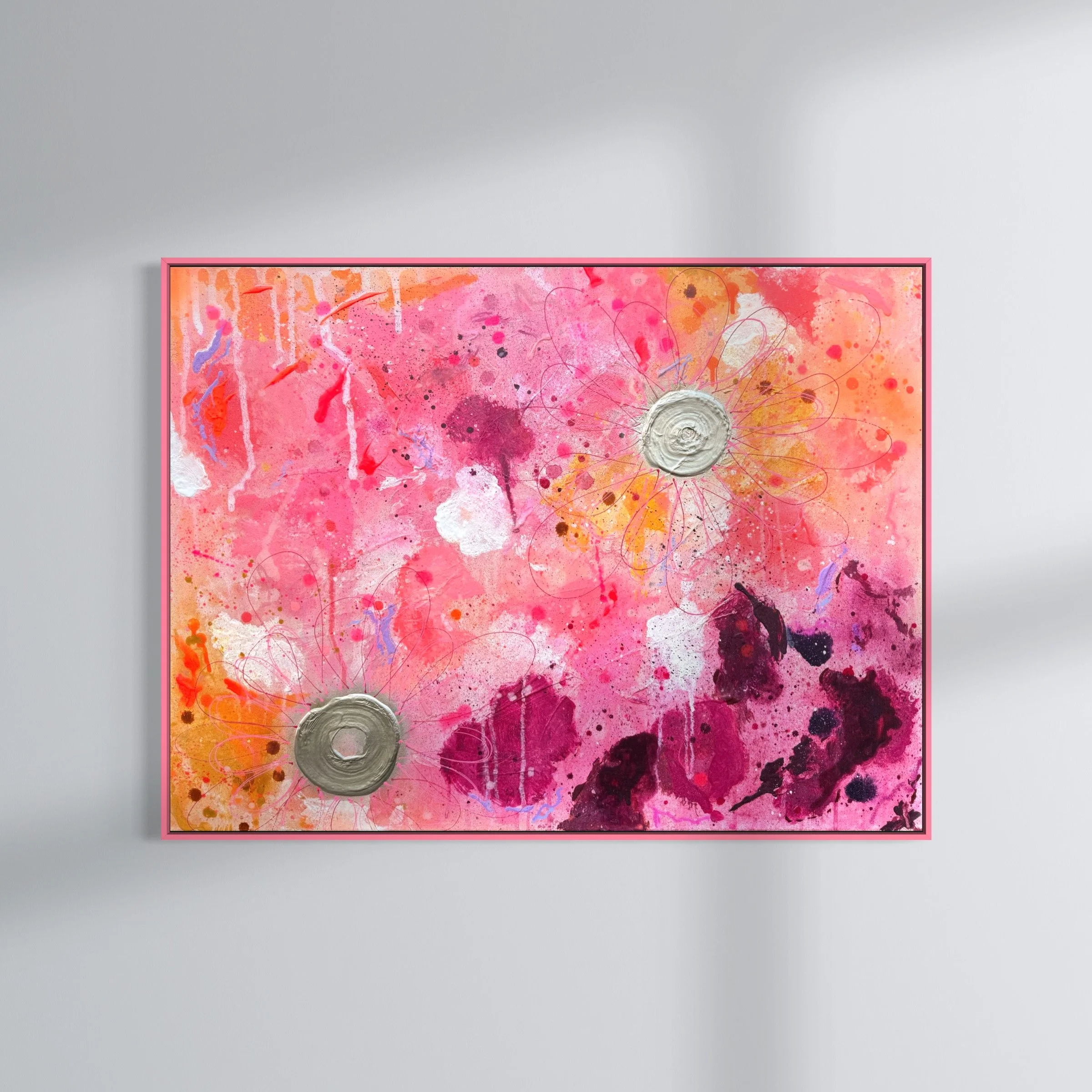 Abstraktes Gemälde in rosa-, pink- und orange-Tönen, Kreise in silber mit rosa Linien daran als Blütenblätter