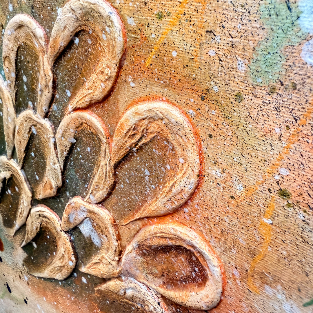 Nahaufnahme in ockertönen, Halbkreise aus Strukturpaste, die an Kometen erinnern