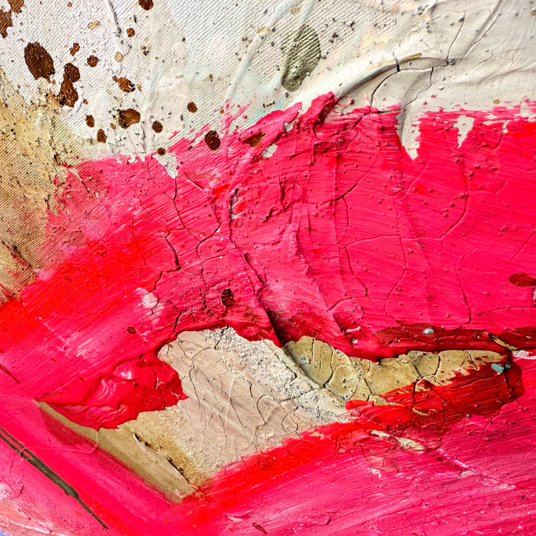 Nahaufnahme mit deutlichen Farbschichtungen, im Hintergrund beigetöne aus Kaffee, Akzente in leuchtendem pink