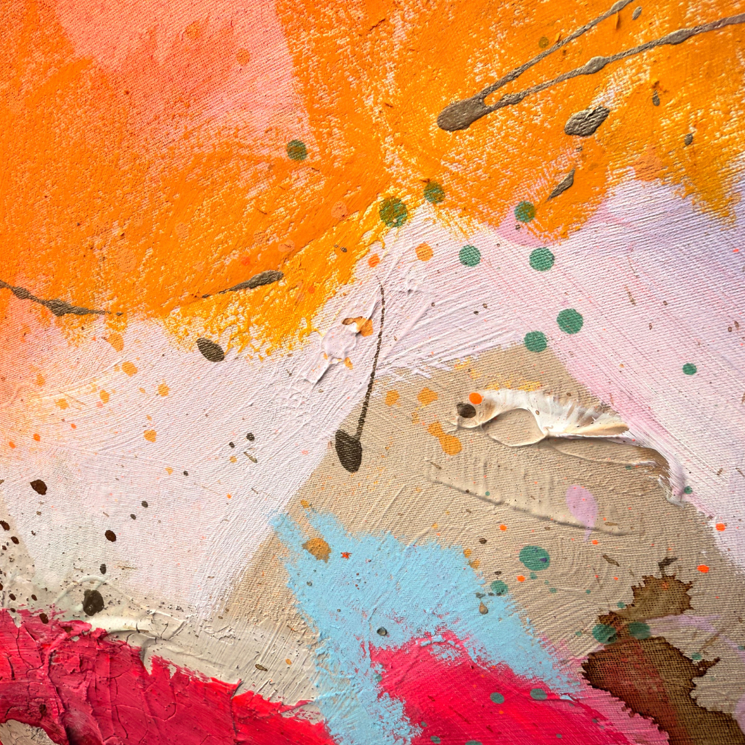 Nahaufnahme in zarten rosa- und beige-Tönen, oberhalb Kreideakzente in leuchtendem orange