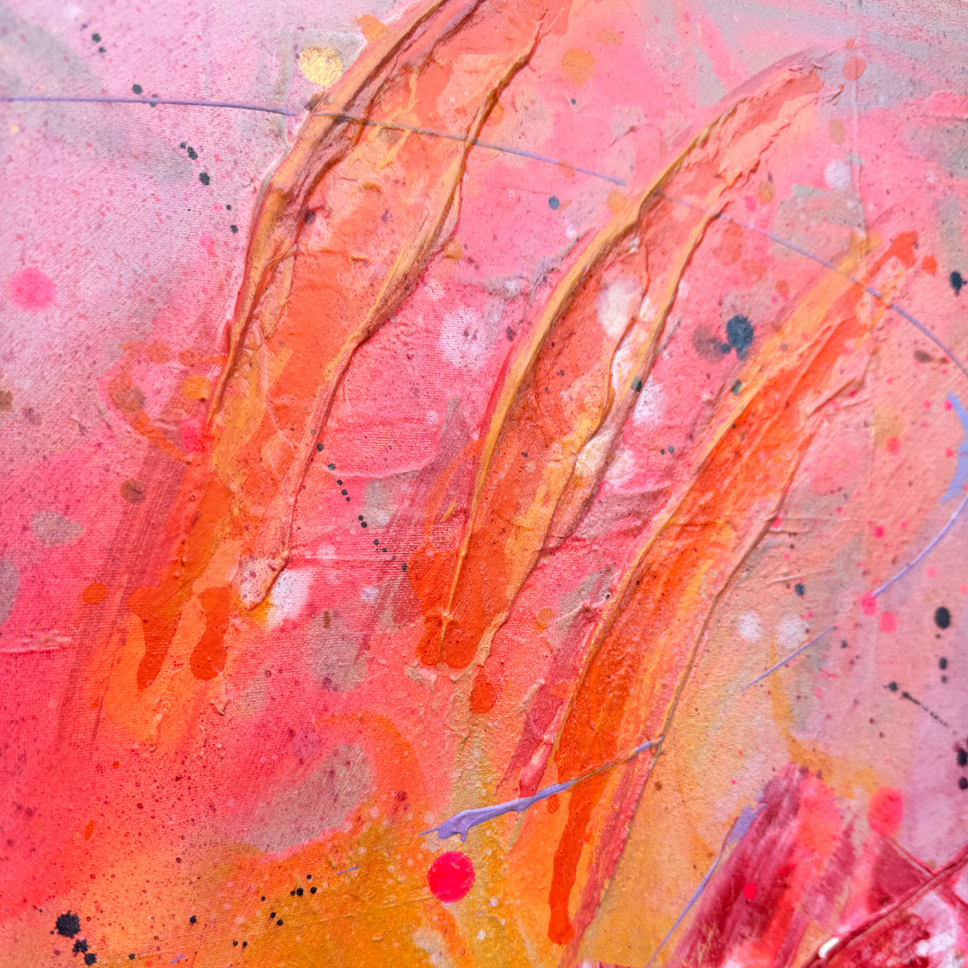 Nahaufnahme, Hintergrund in rosa-Tönen, im Vordergrund drei Farbschichtungen in knalligem orange ähnlich eines Krallenhiebes