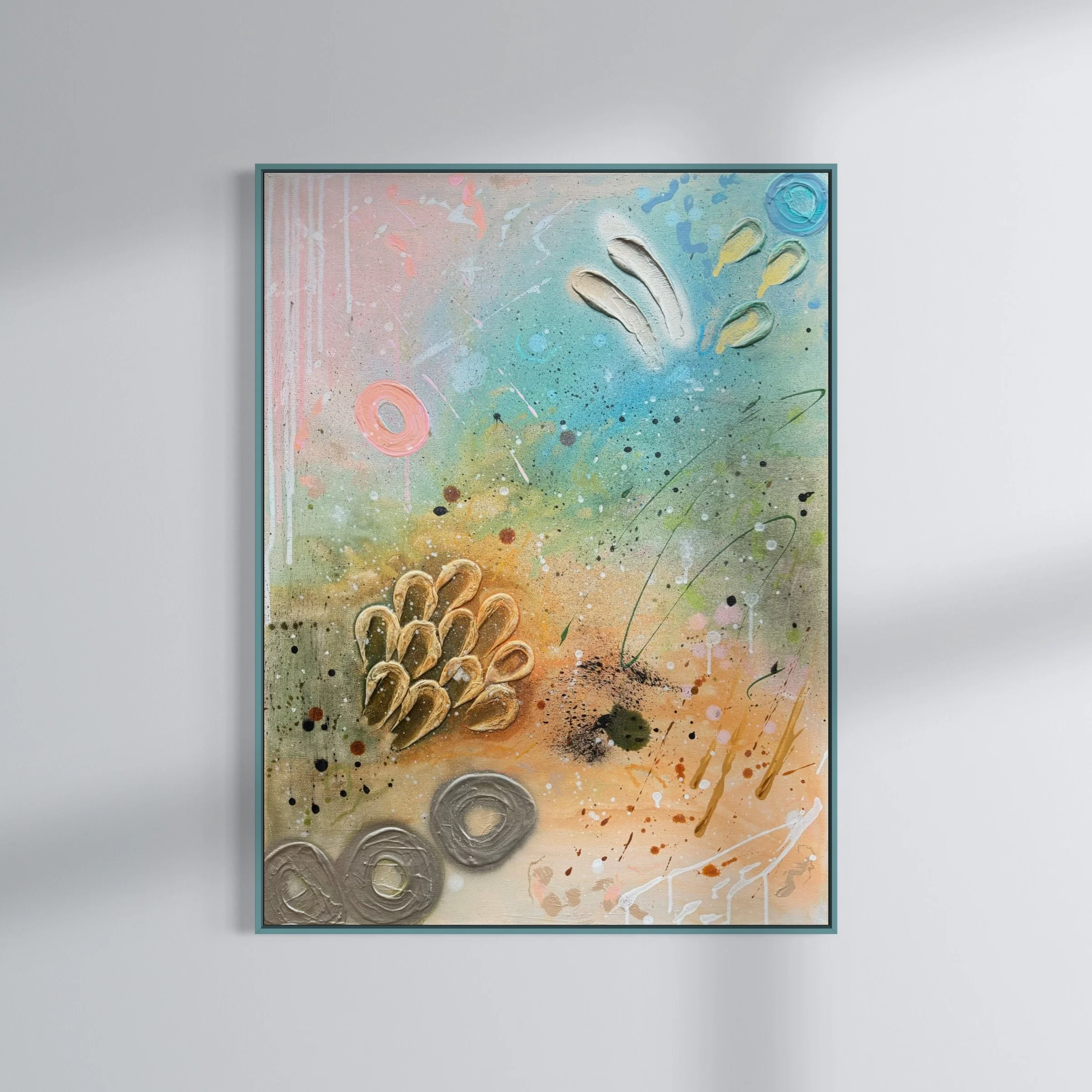 Abtraktes Gemälde im Hochformat, überwiegend in blau- grün- und ockertönen, viele optische highlight, wie Ringe und Sternschnuppen durch feine Strukturpaste