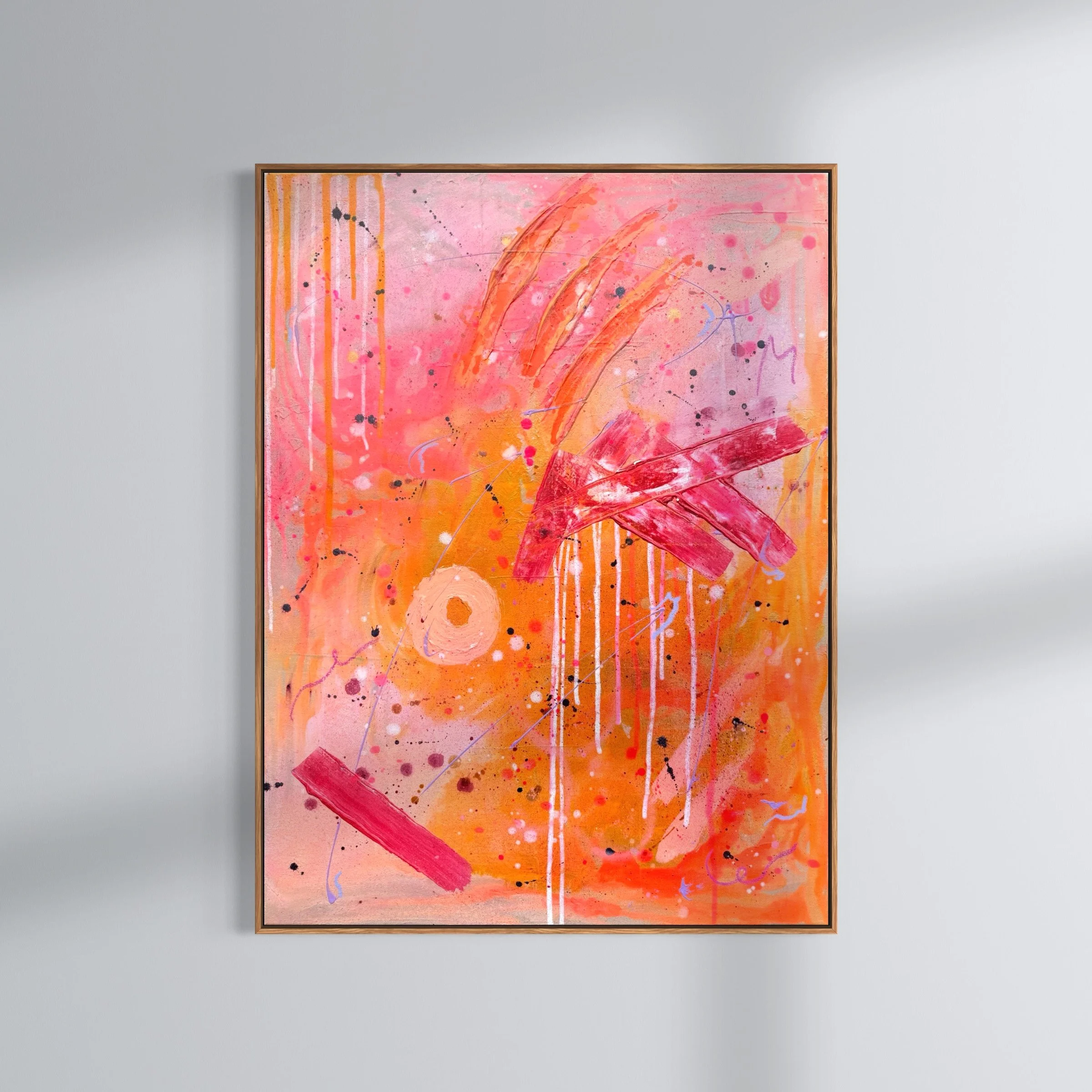 Abtraktes Gemälde im Hochformat in warmen Farben; es dominieren orange und rosa, starke Akzente aus Farbschichtungen in orange und rot