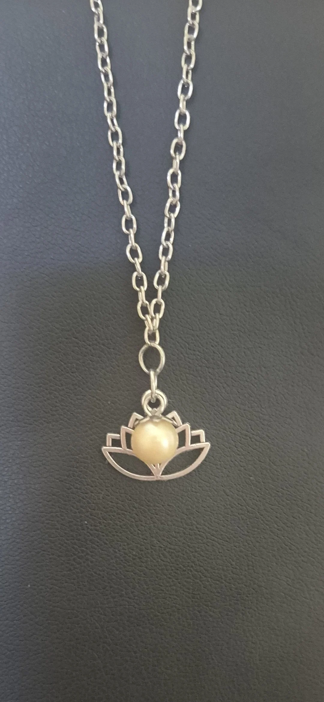 Pearl Lotus Pendant Necklace – Cream/Golden Pearl