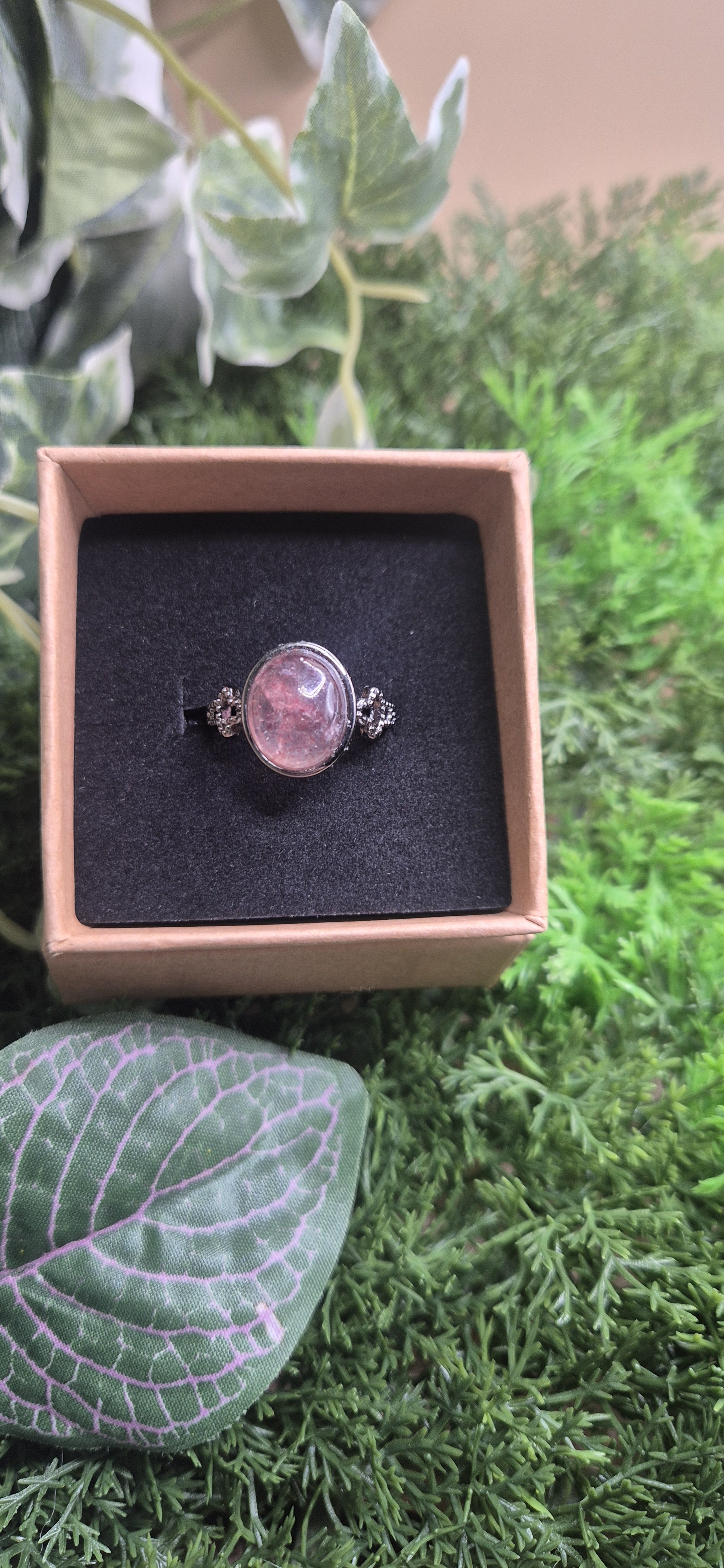 💗Strawberry Quartz Statement Ring – Black Tone