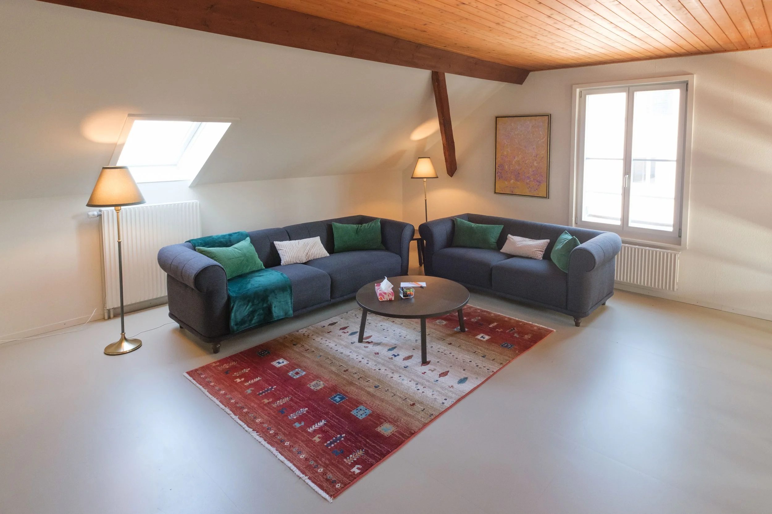 Gemütliche Sofas für persönliche Gespräche und Coaching in entspannter Atmosphäre