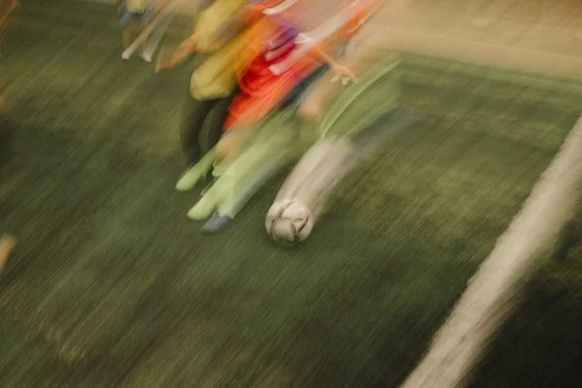 Spiller fotball i høyt tempo, fotballsko, fotball, fotballdrakter