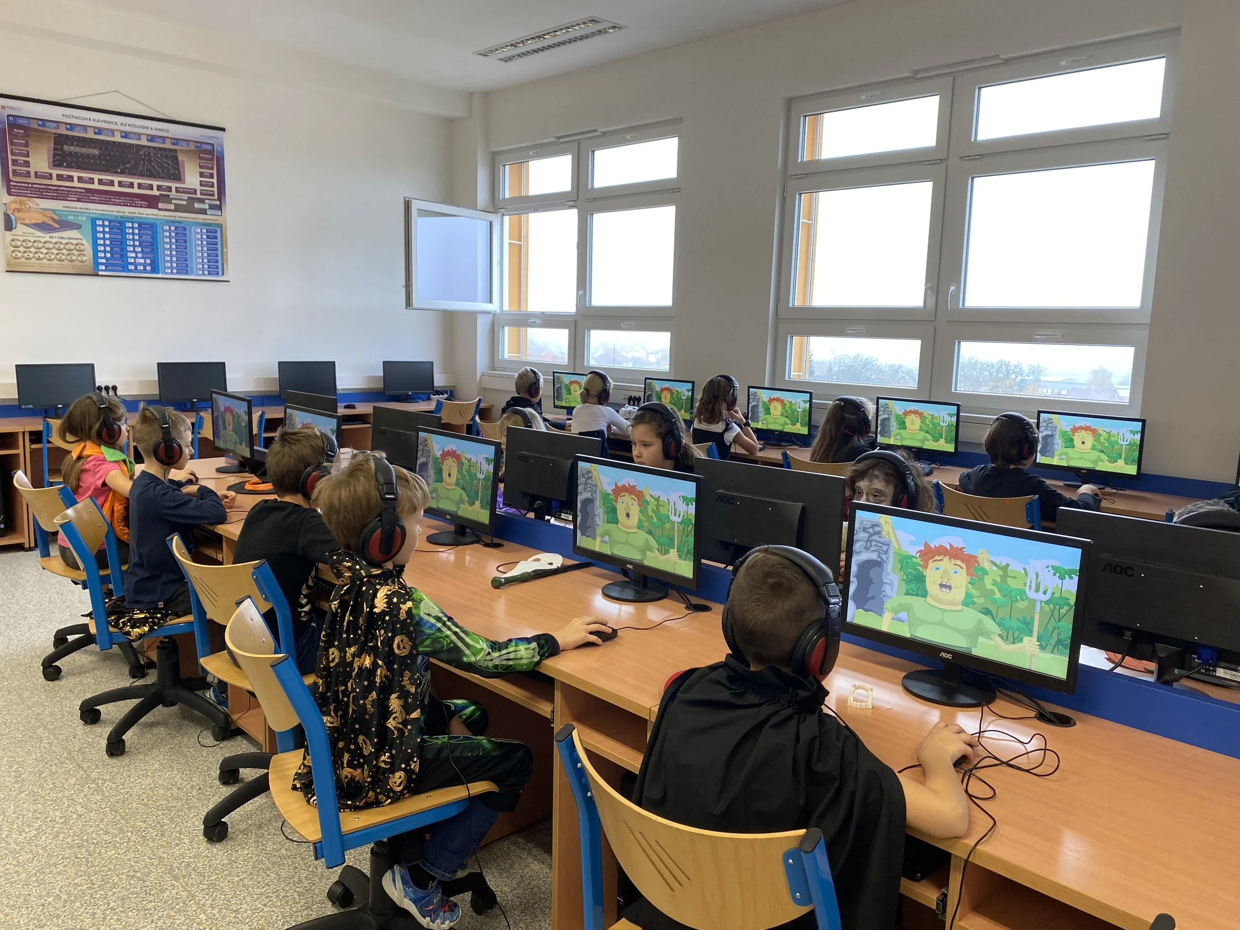 Třída hrající Invenio hry na počítačích