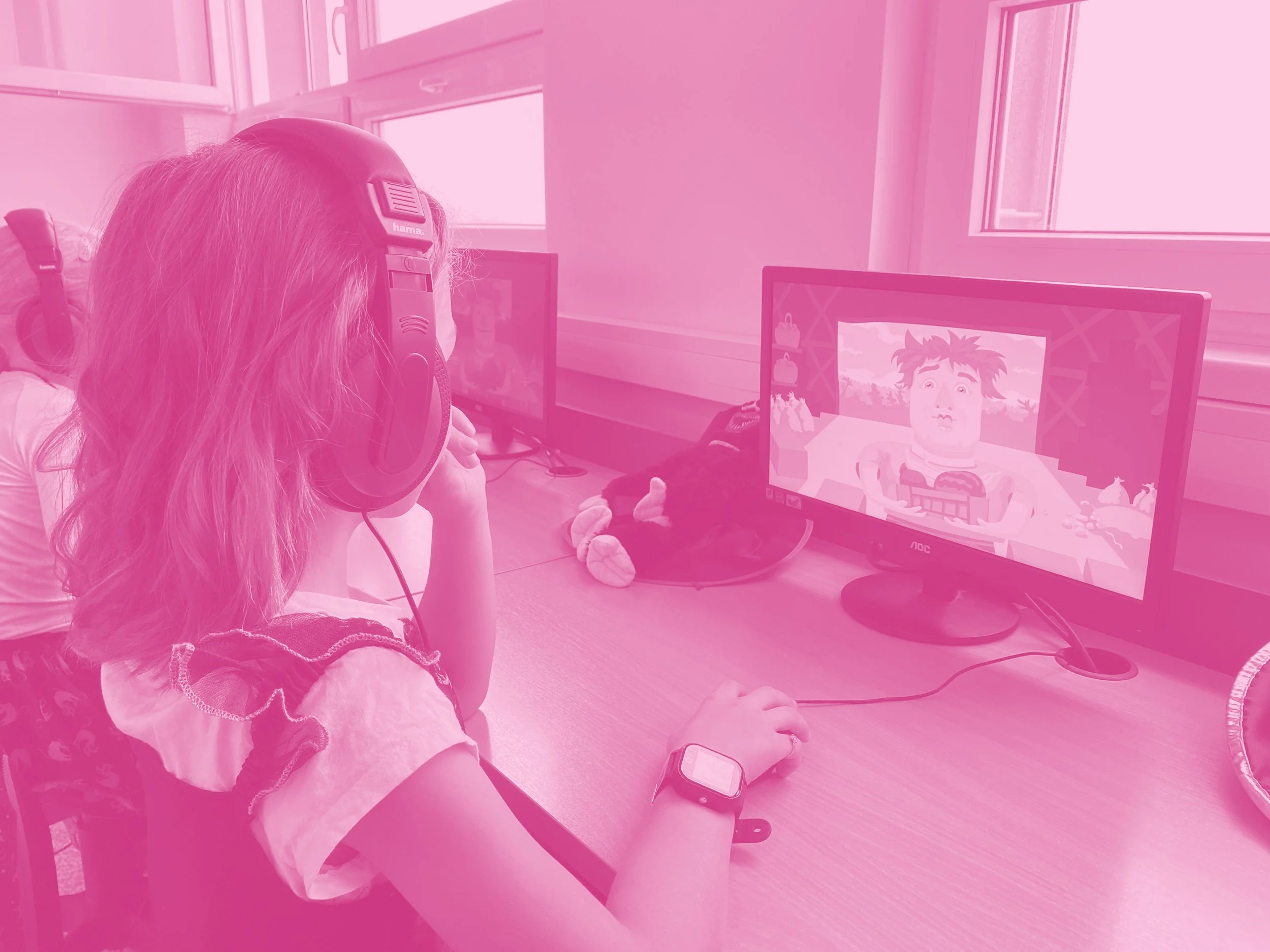 Dítě hrající Invenio hru