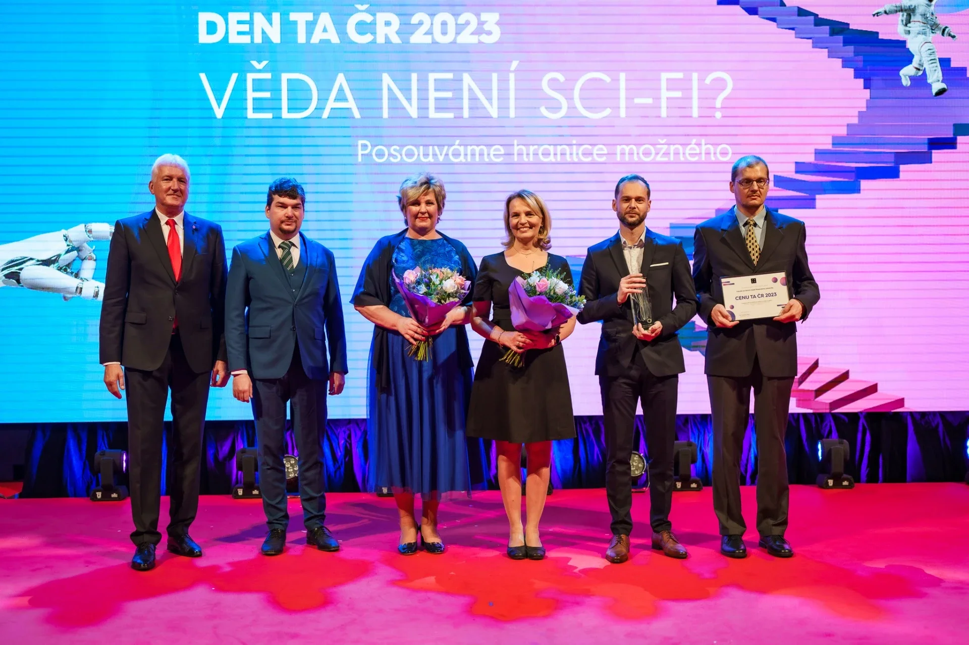 Tvůrci systému Invenio na slavnostním večeru TAČR přebírající cenu