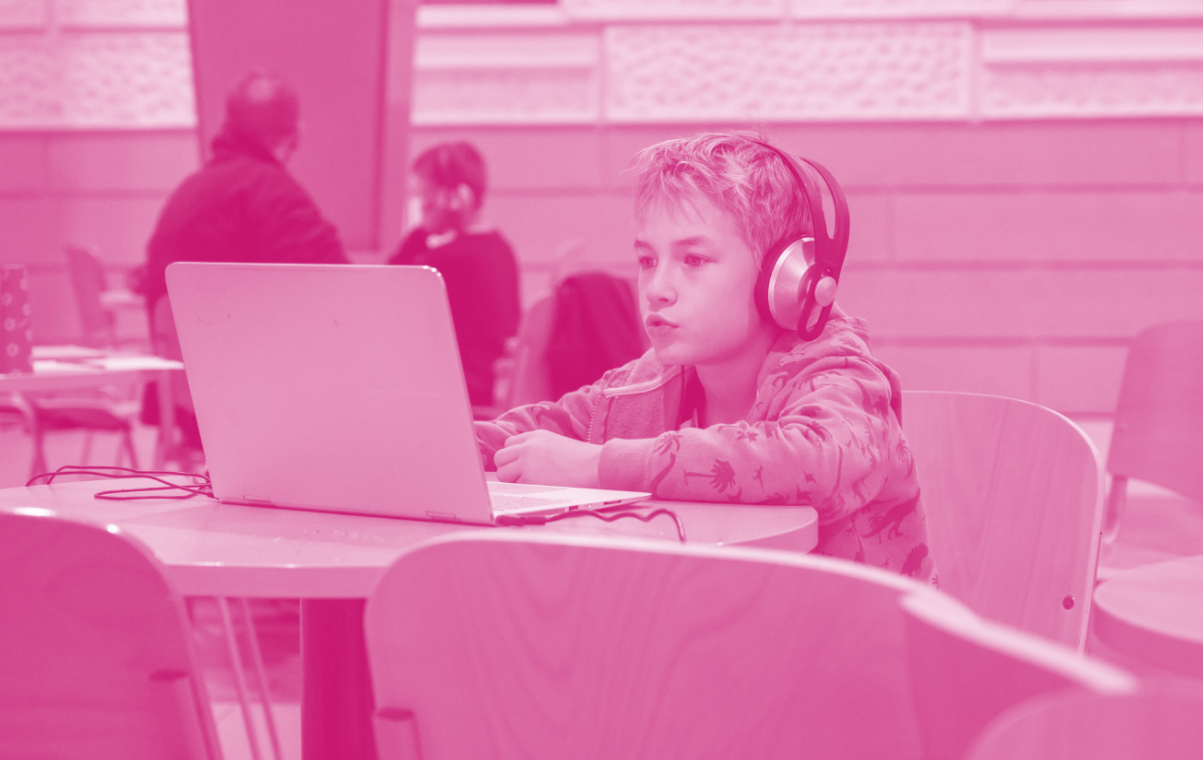 Chlapecek se sluchatky hraje Invenio hru