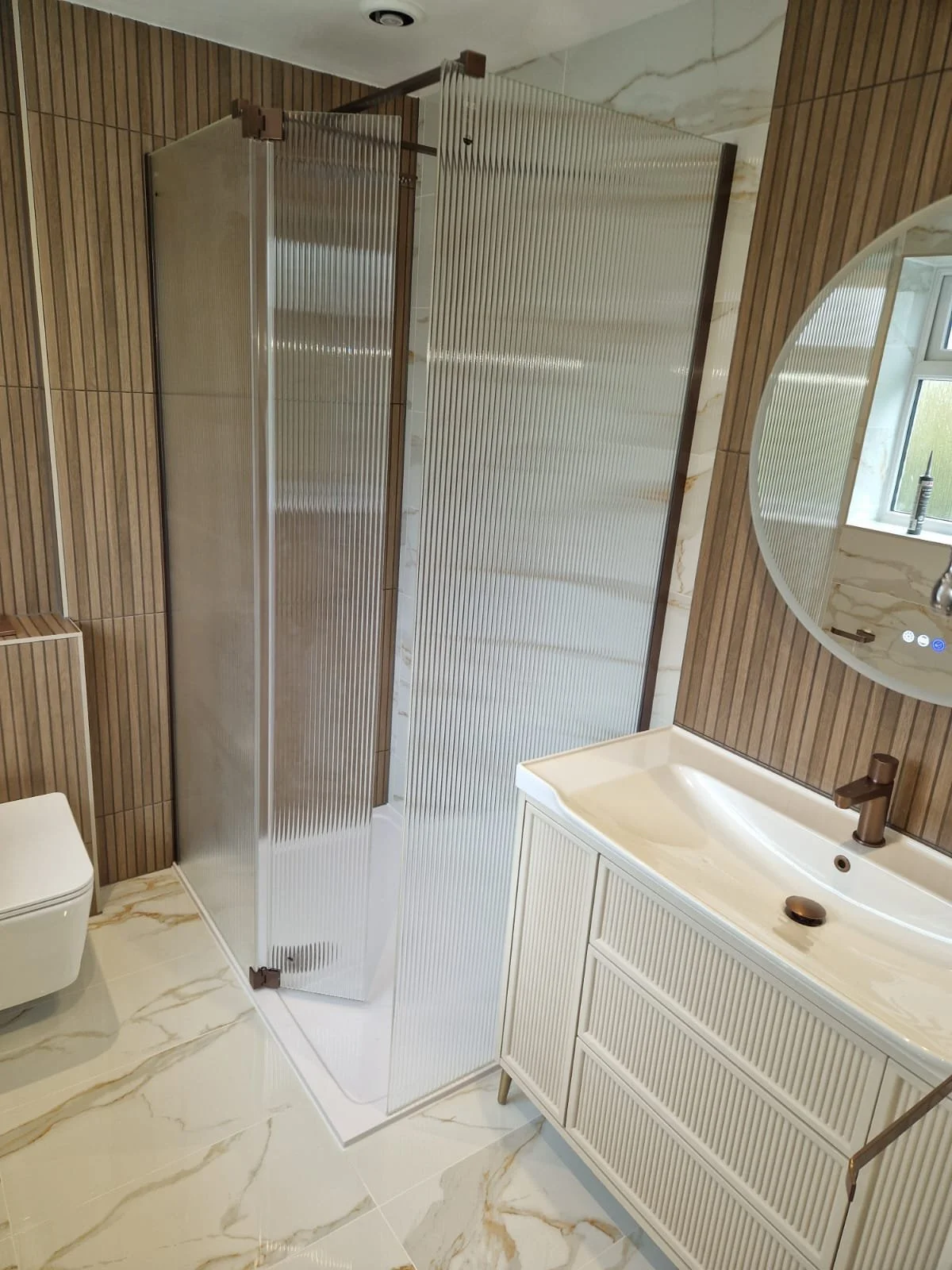 Modern feature-tiled bathroom in Tamworth