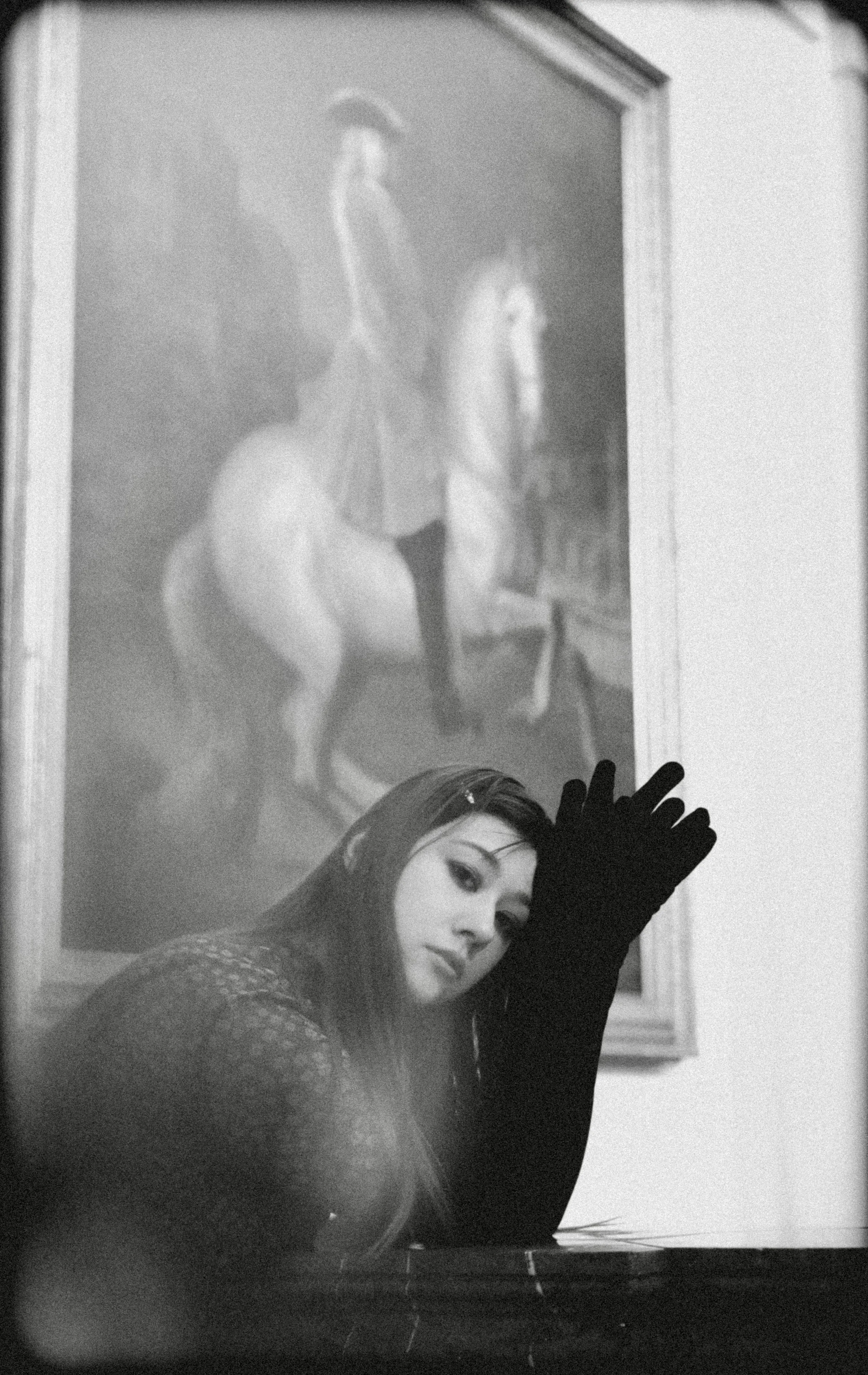 A woman in front of a painting - fine art photography in Vienna